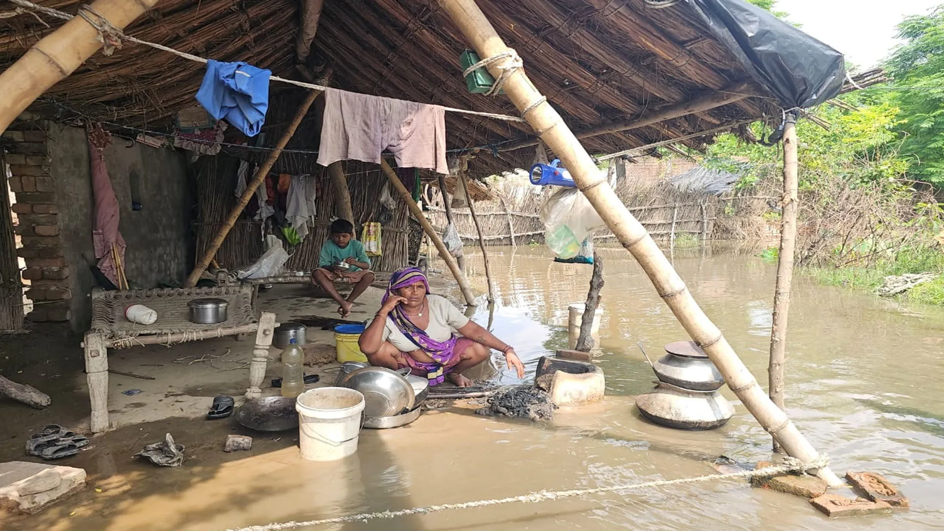 जीवन अस्त-व्यस्त : आधा दर्जन से ज्यादा गांव बाढ़ की चपेट में, लोग घरों में कैद होने को मजबूर 