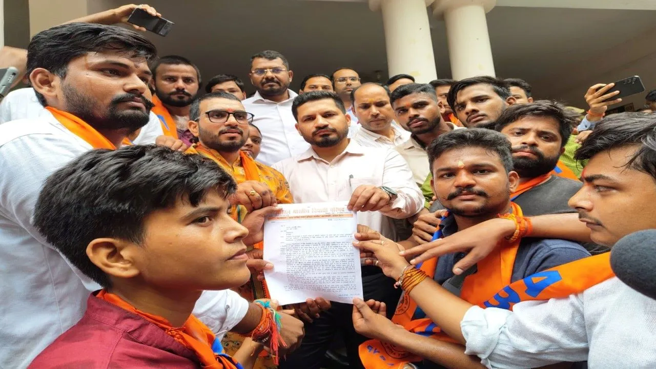 ABVP के आक्रोशित कार्यकर्ताओं ने राजभर का फूंका पुतला