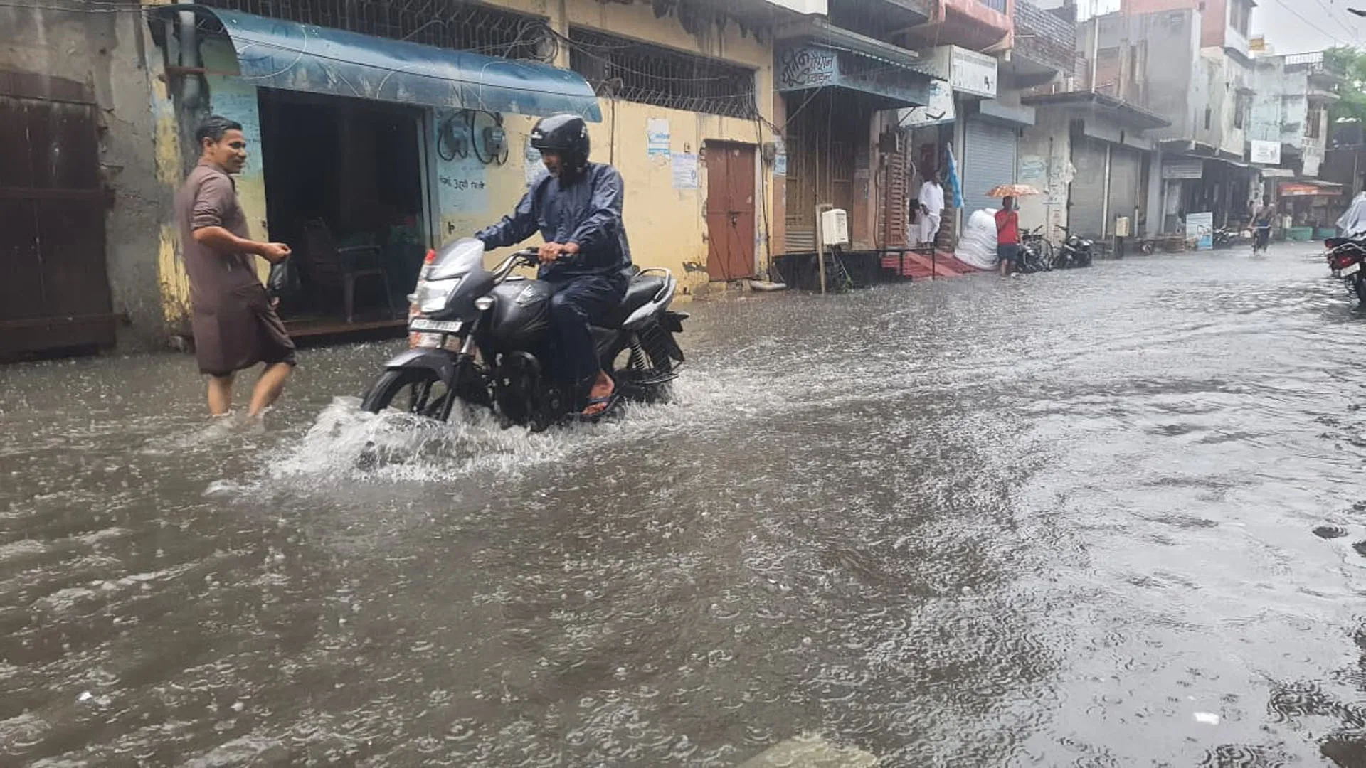 Rampur : देर रात से लगातार बारिश, सड़कों पर भारी जलभराव, मंगलवार को भी ऑरेंज अलर्ट