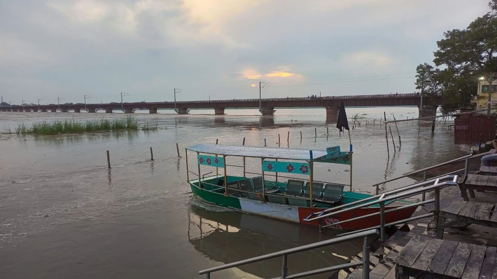 UP : गंगा में फिर उफान, तटीय गांवों पर बाढ़ का खतरा, लगातार बारिश से बिगड़े हालात 