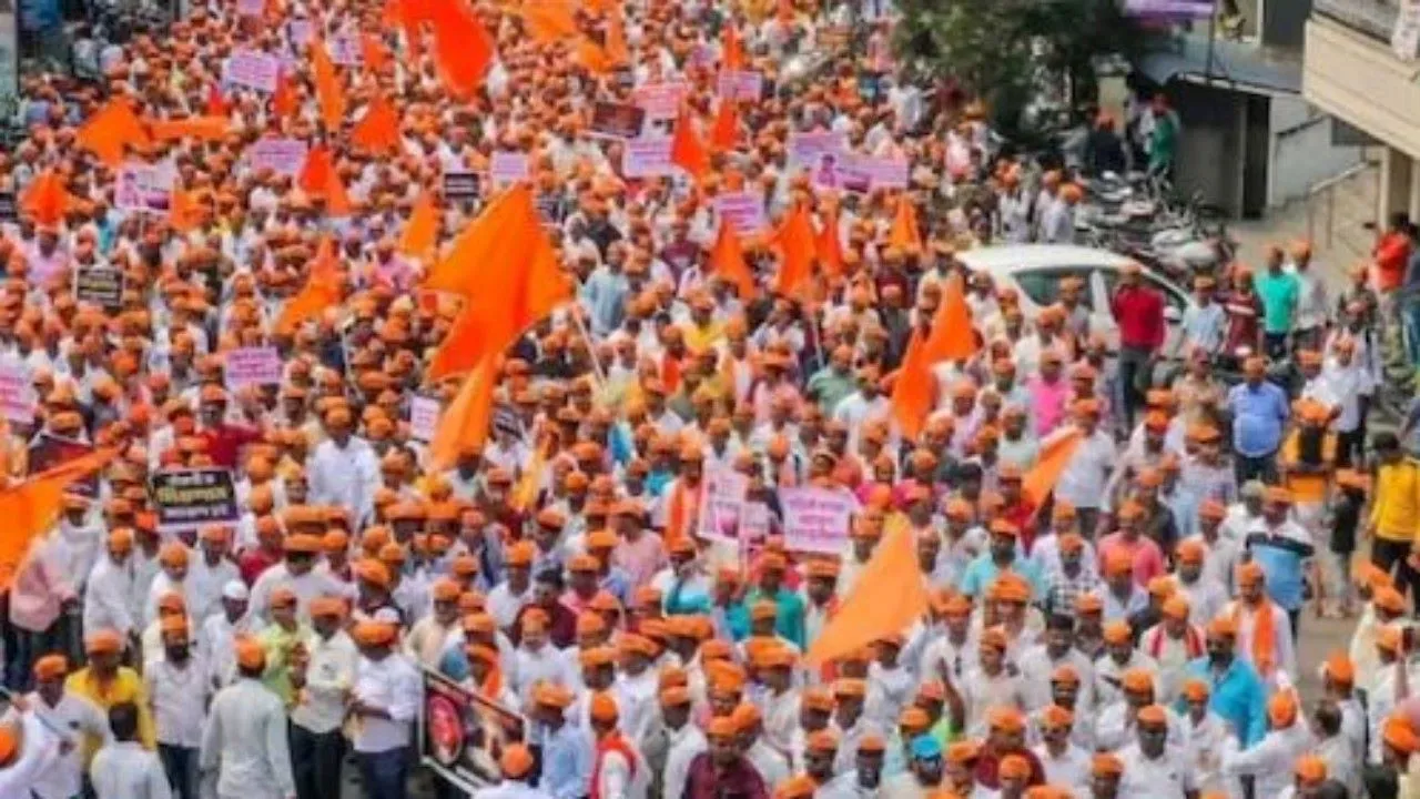  मराठा आरक्षण : प्रदर्शनकारियों के खिलाफ दर्ज हुये कई मामले, सरकारी आदेश से ओबीसी नेता नाखुश ! भाजपा एमएलसी ने कही यह बात  