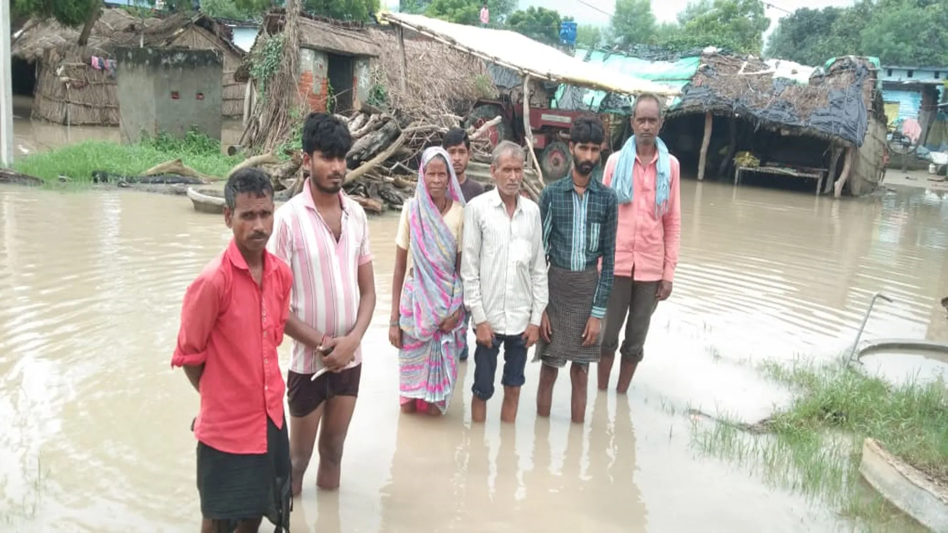 UP : घर डूबे तो छतों पर जिंदगी का आसरा…मदद को तरसते ग्रामीण