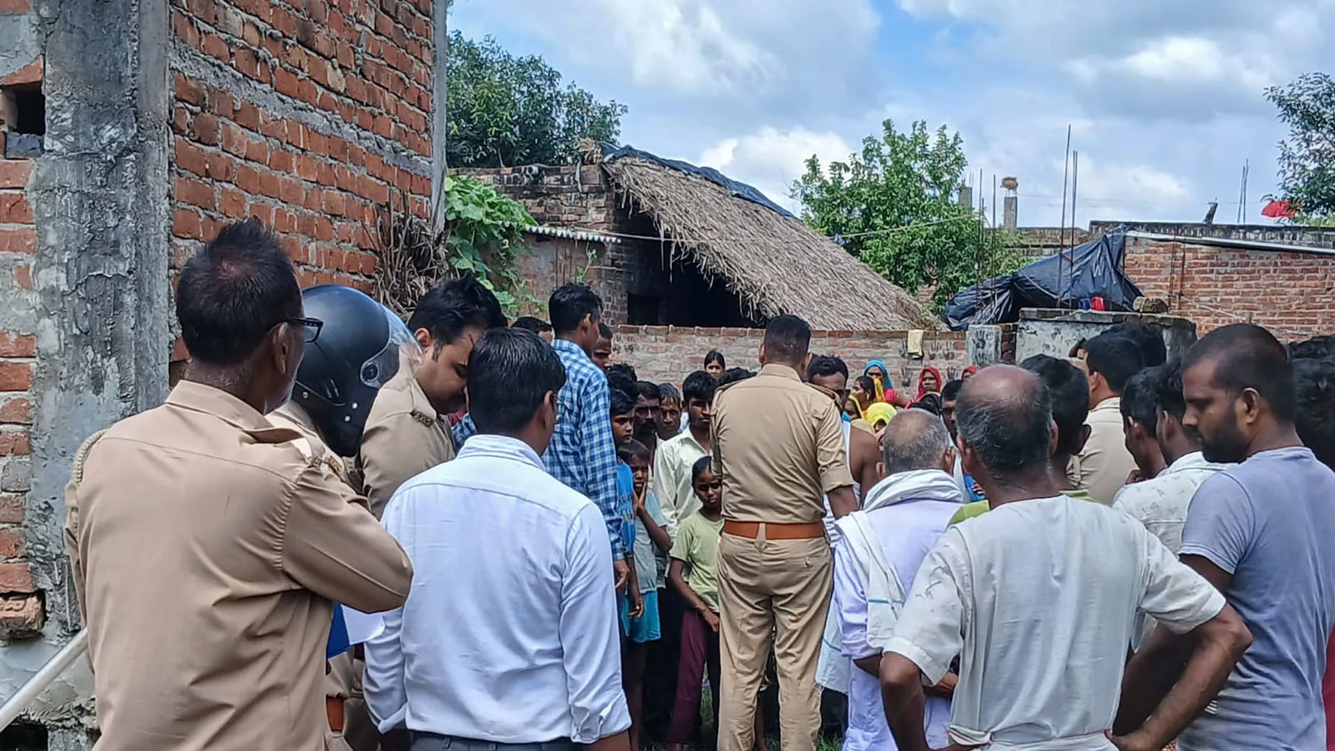 लखीमपुर खीरी : ऑपरेशन में लापरवाही...पुलिस के आश्वासन पर किया महिला का अंतिम संस्कार