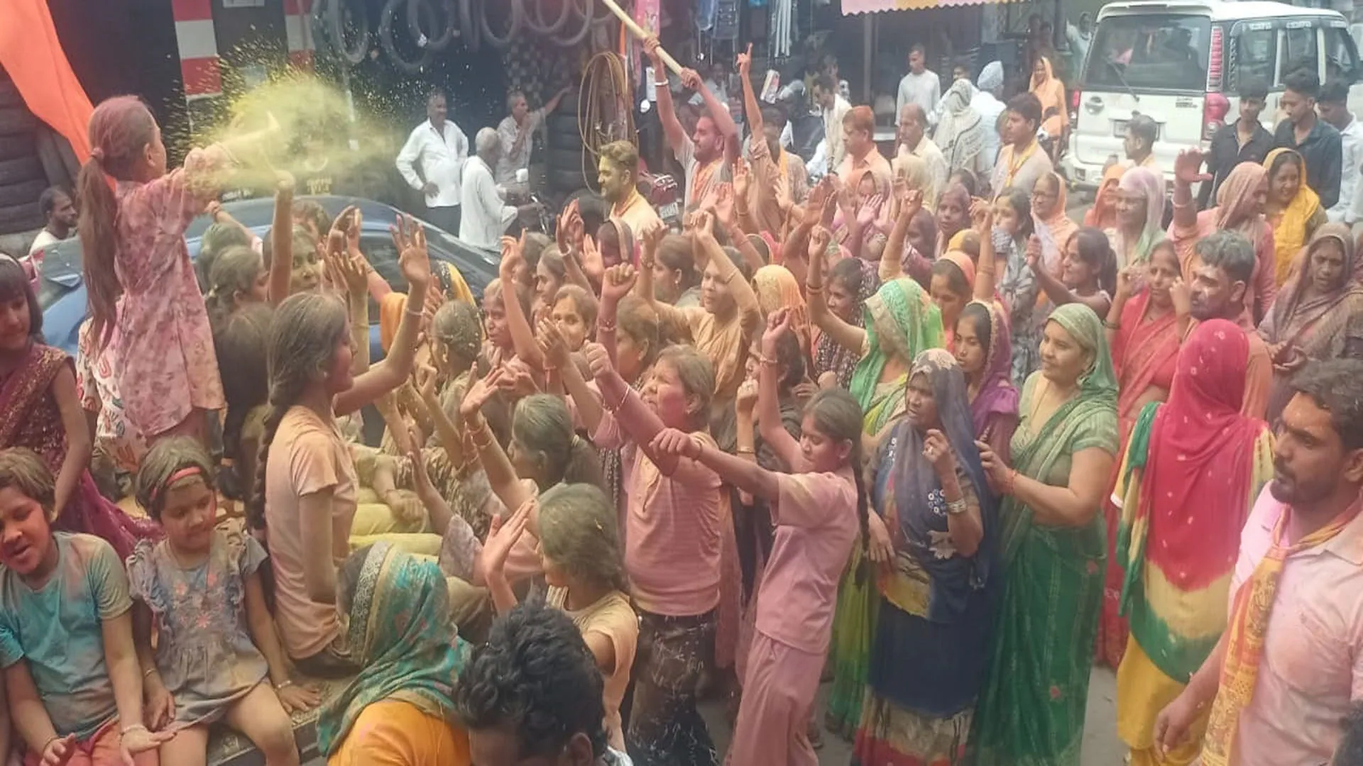 Moradabad : रिमझिम बारिश के बीच श्रद्धालुओं ने धूमधाम से निकाली विसर्जन यात्रा