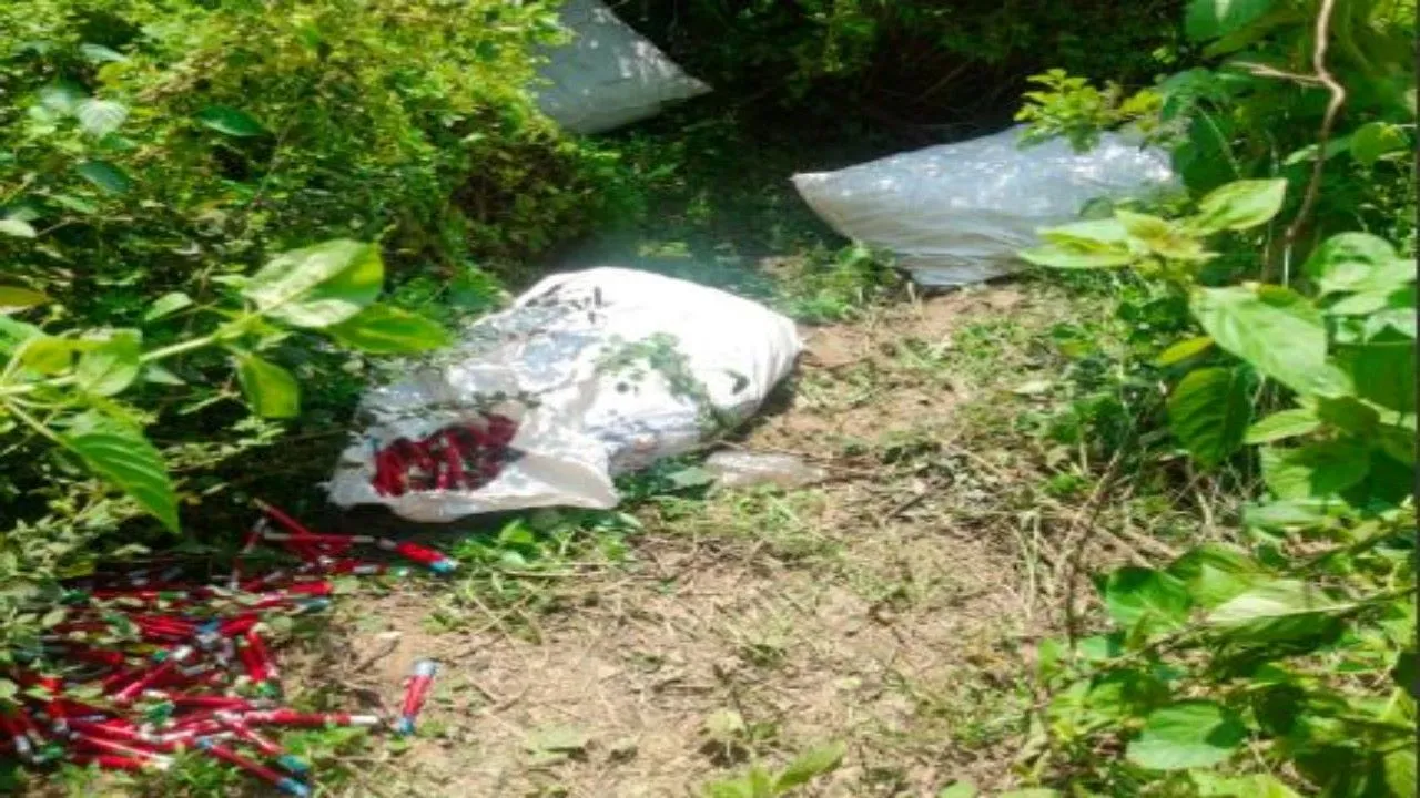 बाराबंकी : नहर किनारे बोरियों में मिला लावारिस विस्फोटक, वैन से आए अज्ञात लोगों ने बोरियां फेंकी