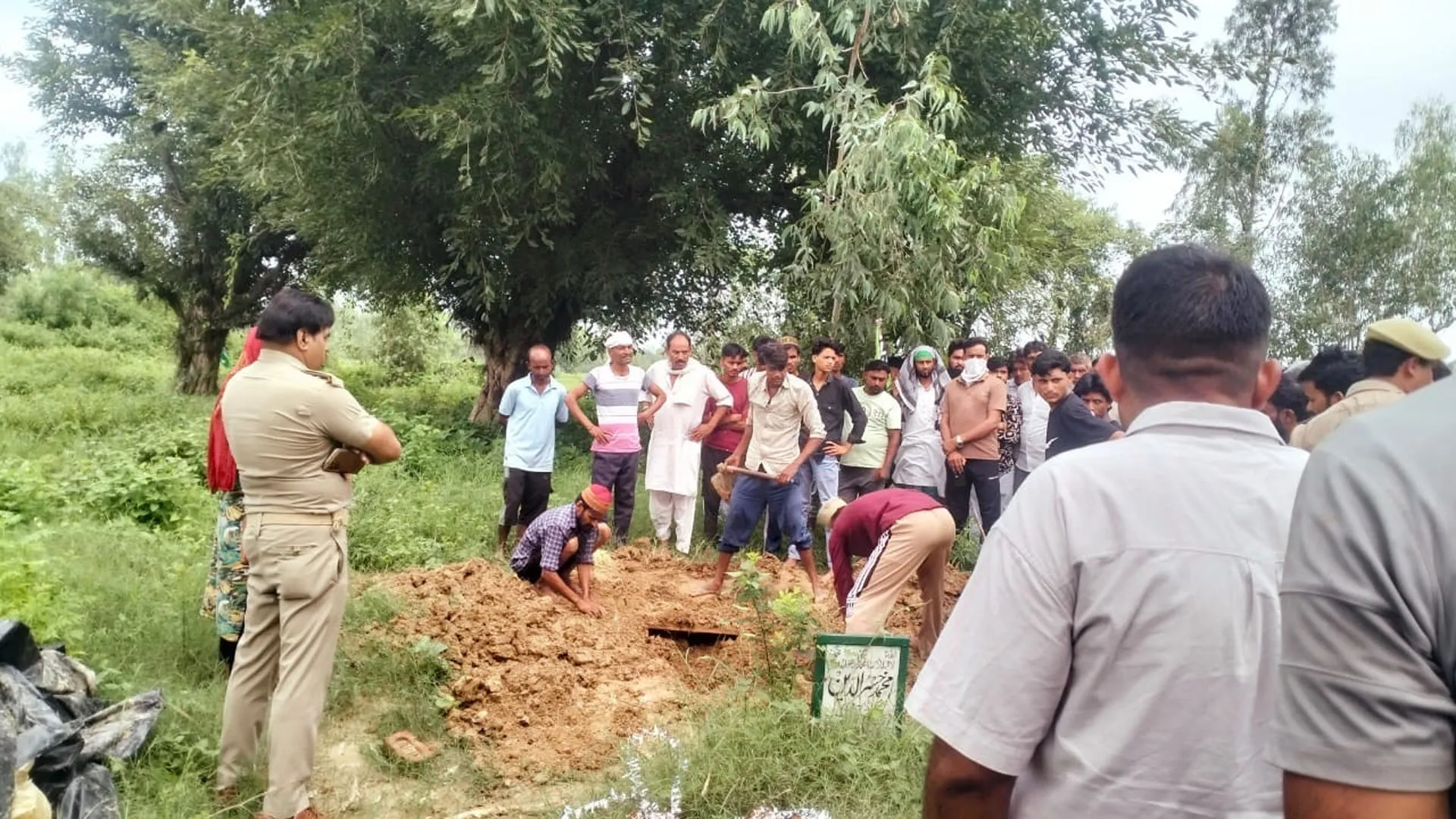 Moradabad : दो महीने बाद कब्र से निकाला गया शव, भोपाल में युवक की हत्या का आरोप 