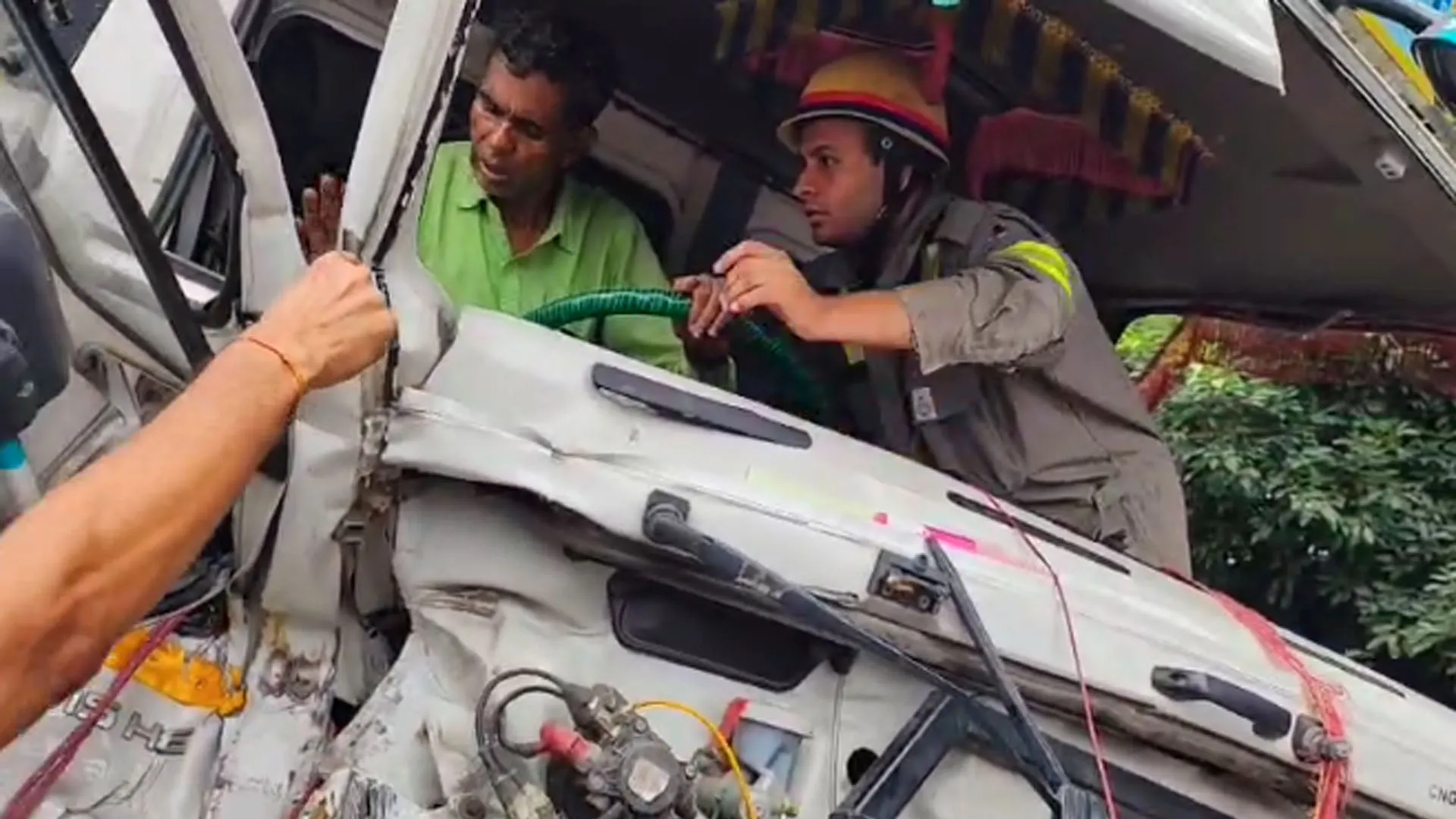 Bareilly : सड़क हादसे के बाद आफत में पड़ी ट्रक चालक की जान, फायर ब्रिगेड का MDRV बना वरदान