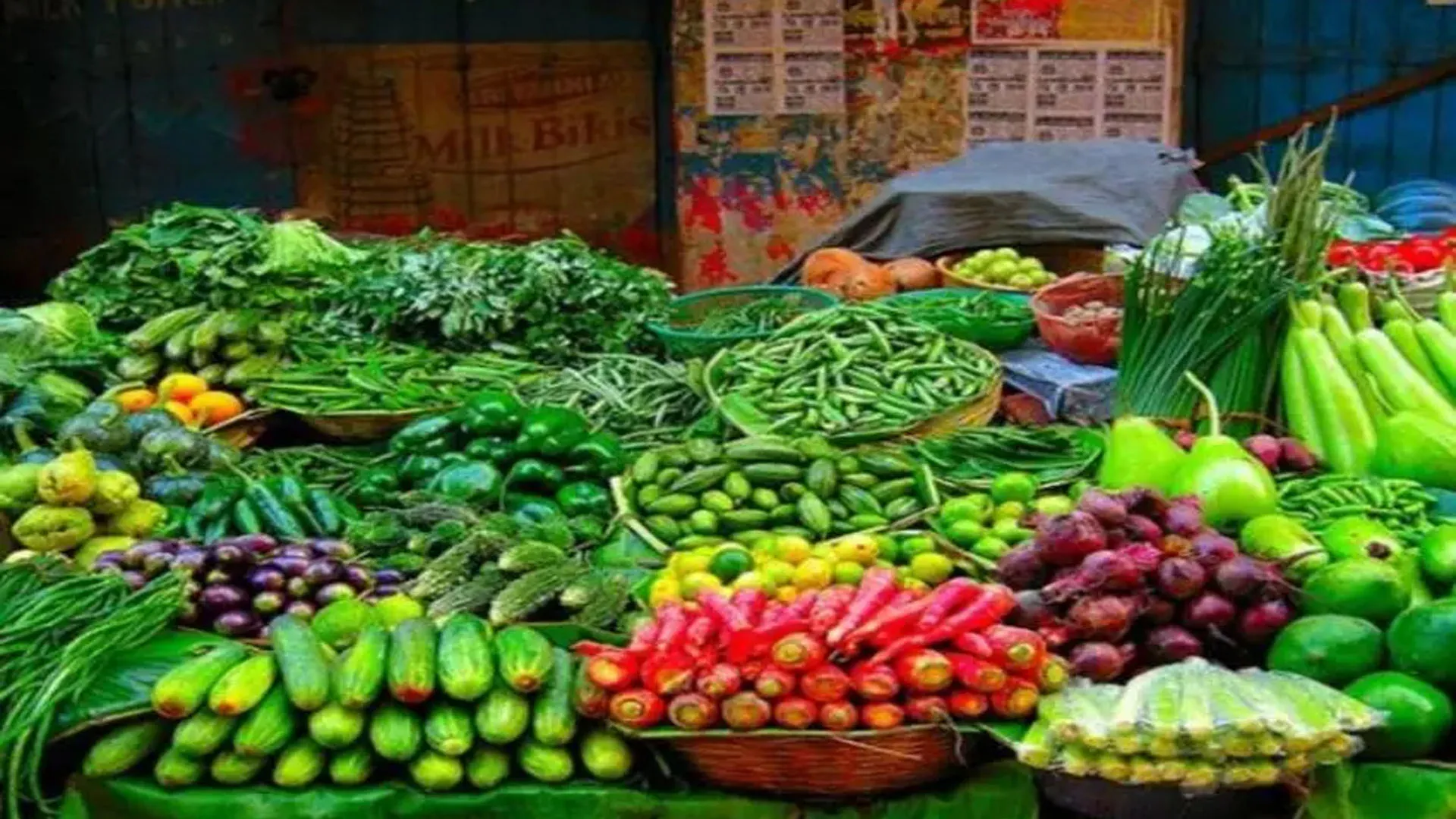 बारिश में आवक कम : गोभी, शिमला मिर्च भाव खा रही, धनिया का तड़का भी महंगा