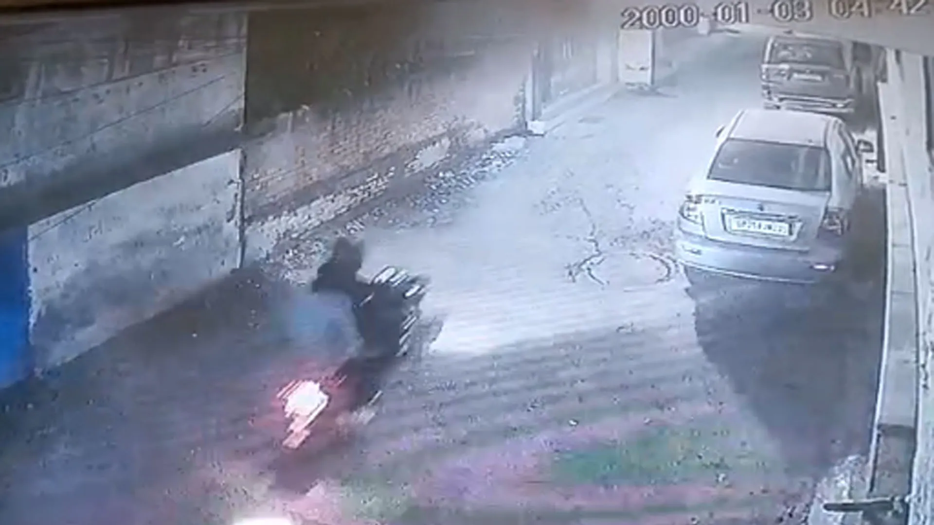 Bareilly : दिशा पाटनी के घर फायरिंग सीसीटीवी, बाइक पर भागते दिखे बदमाश