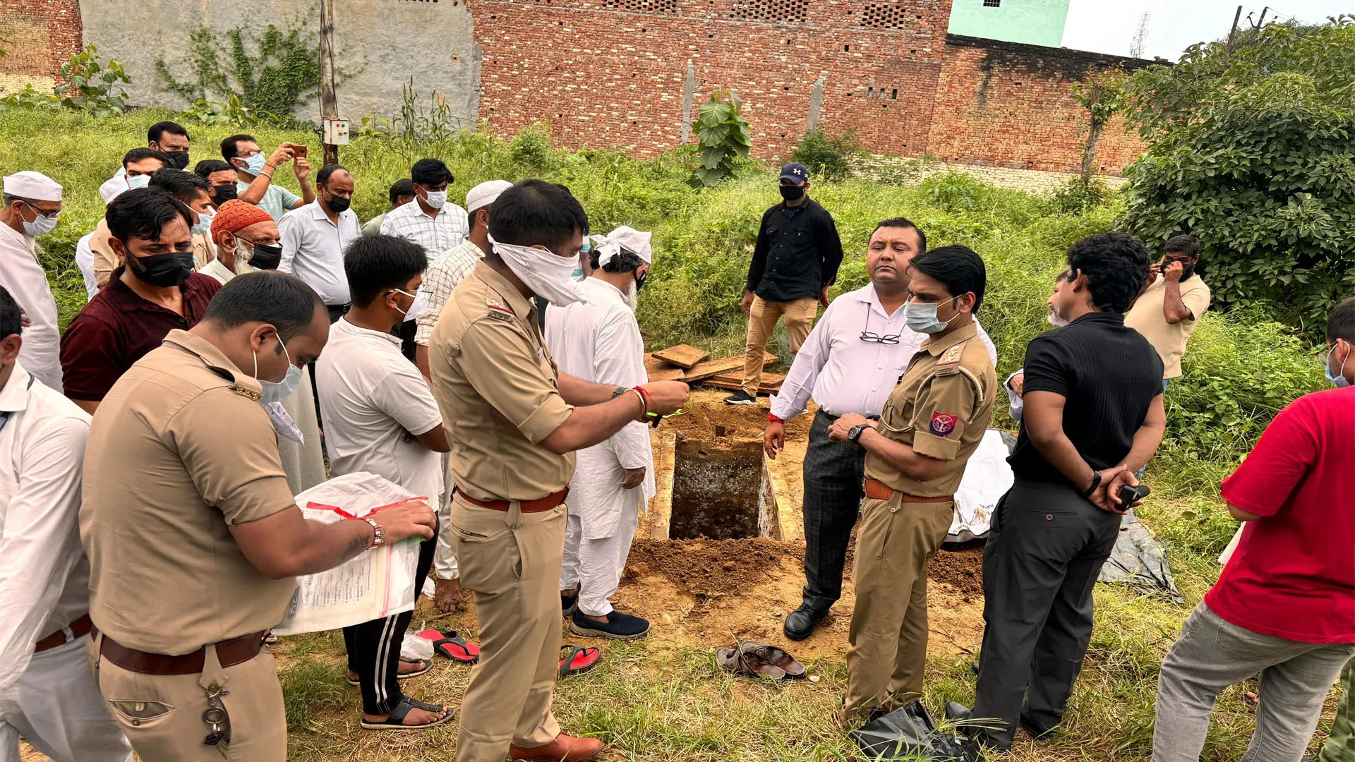 UP: 12 दिन बाद हैंडलूम कारोबारी का शव कब्र से निकाला