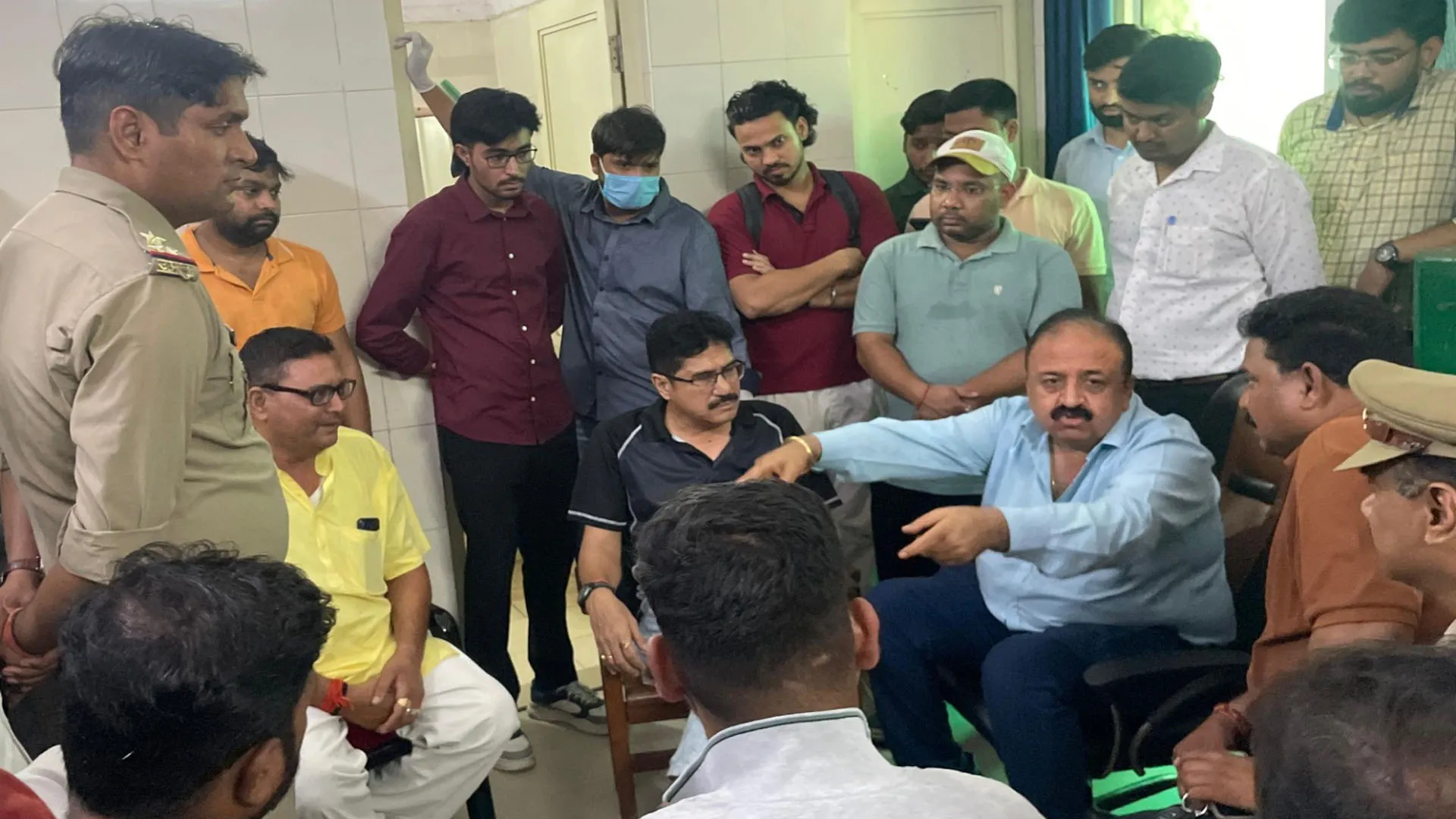 पीलीभीत : मेडिकल कॉलेज के इमरजेंसी में हंगामा, हिंदू संगठन से सीएमएस और सुरक्षा गार्डों की बहस 