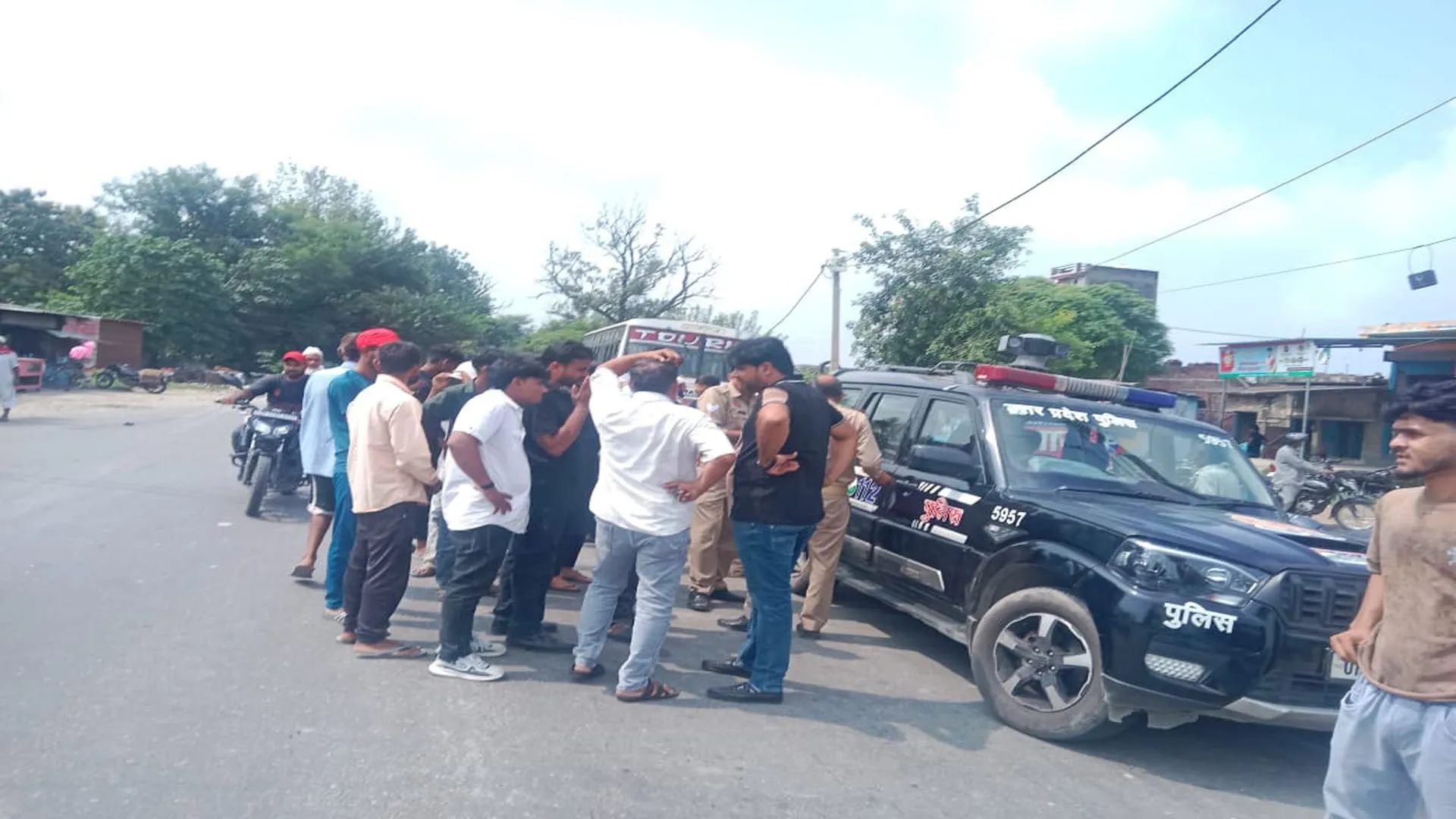  Rampur news : चलती बस से हाथ निकालना पड़ा भारी, महिला के साथ हो गई दर्दनाक अनहोनी 