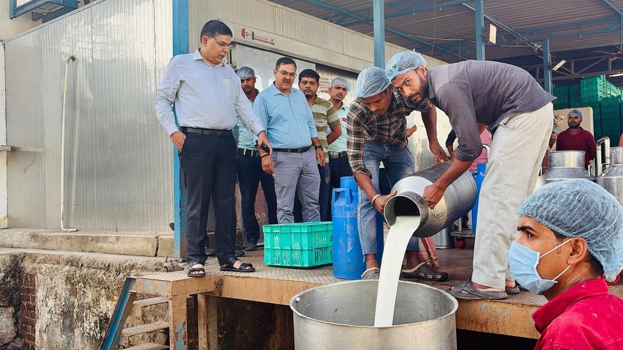  बाराबंकी: छापेमारी में मिली कालातीत सामग्री, कराई नष्ट