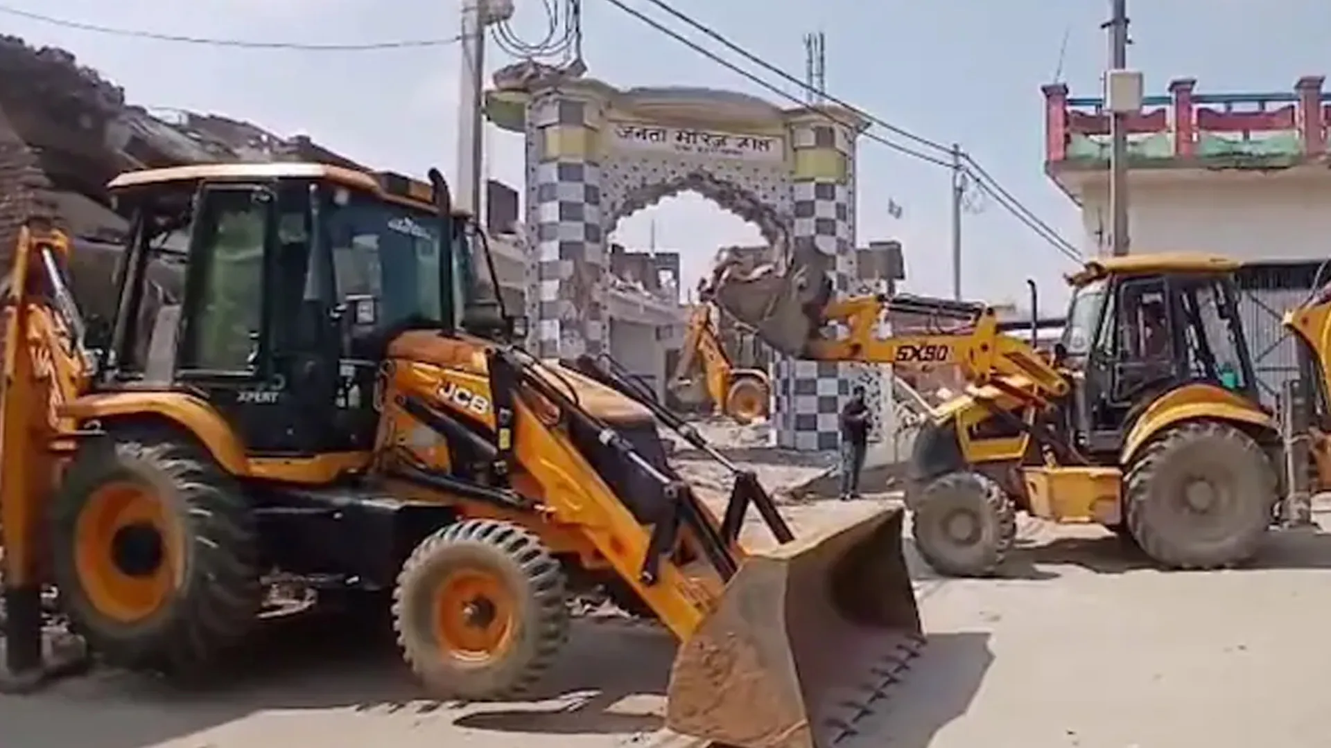 संभल: तालाब की जमीन पर बना अवैध मैरिज हॉल और मदरसे को ढहाया