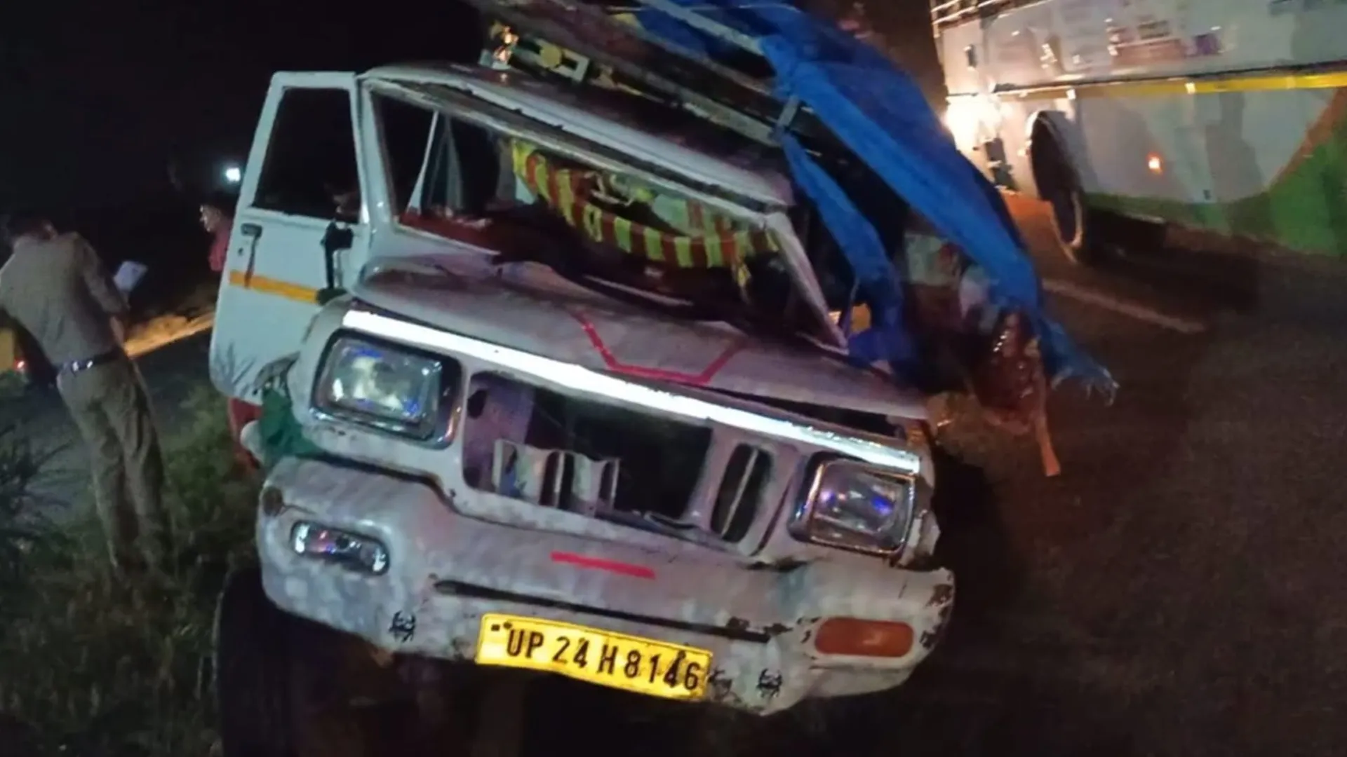 बदायूं : पिकअप में ट्रक की टक्कर, रामलीला के 8 कलाकार घायल