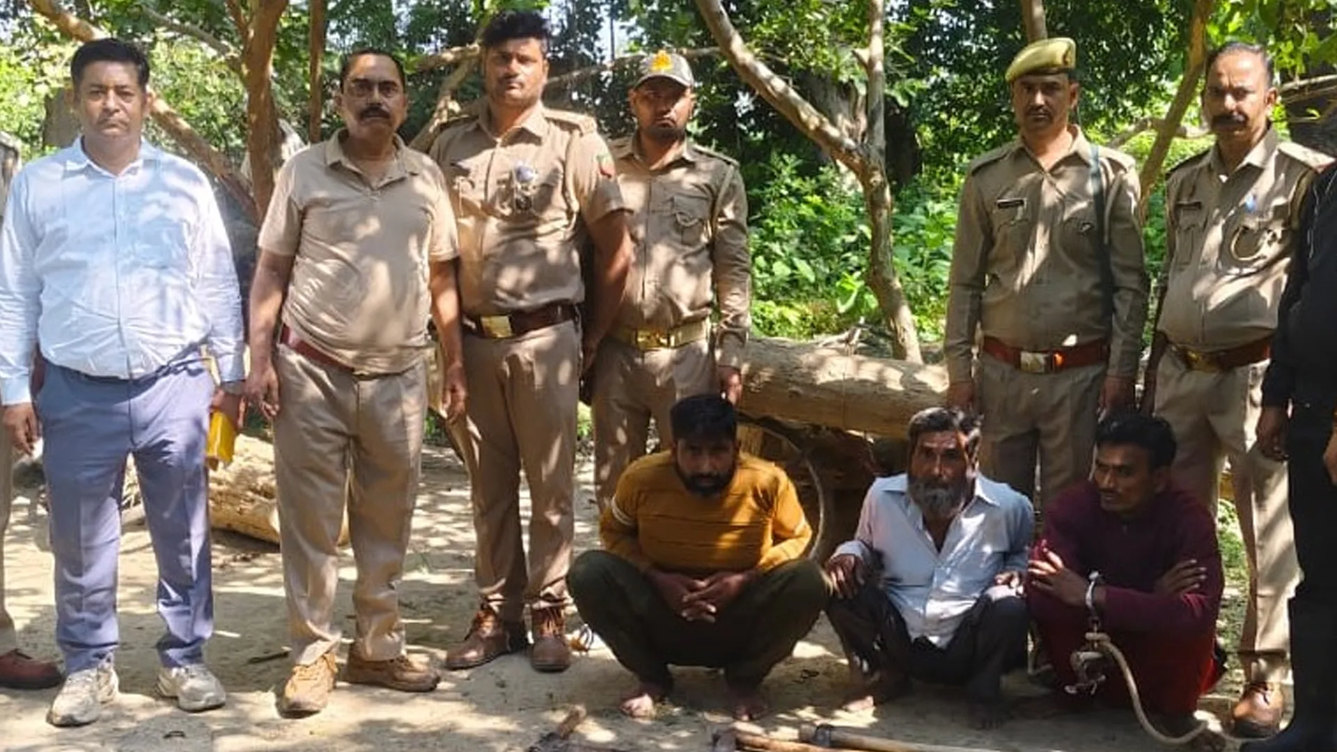 लखीमपुर खीरी : दुधवा की बेलरायां रेंज में फायरिंग के बीच तीन लकड़कट्टे दबोचे, छह फरार