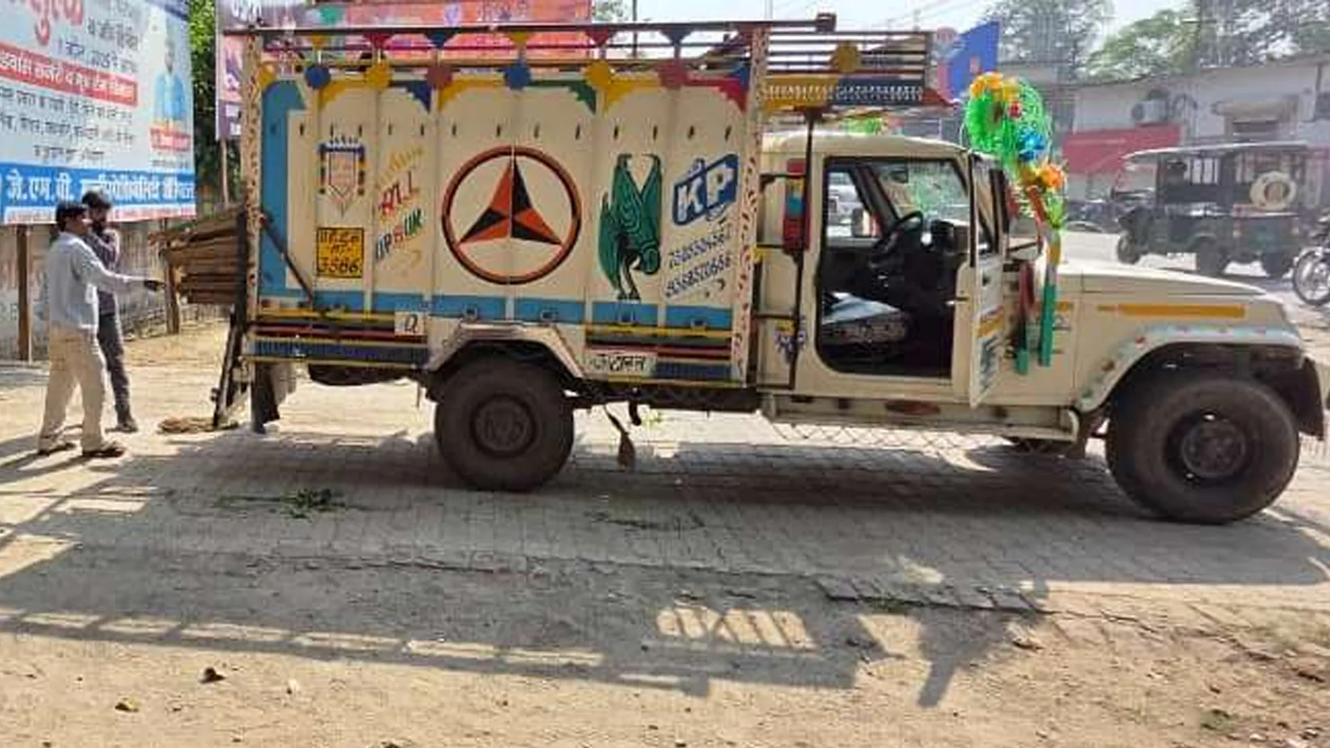 पीलीभीत: PWD के गोदाम से बिना गेटपास निकल रहा सामान, चार पहिया वाहन में ले जाए गए लोहे के बोर्ड!