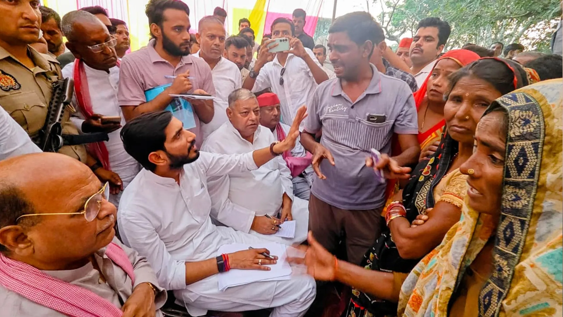 बदायूं : समस्या सुनने पहुंचे सांसद, ग्रामीणों ने दिखाए काले झंडे