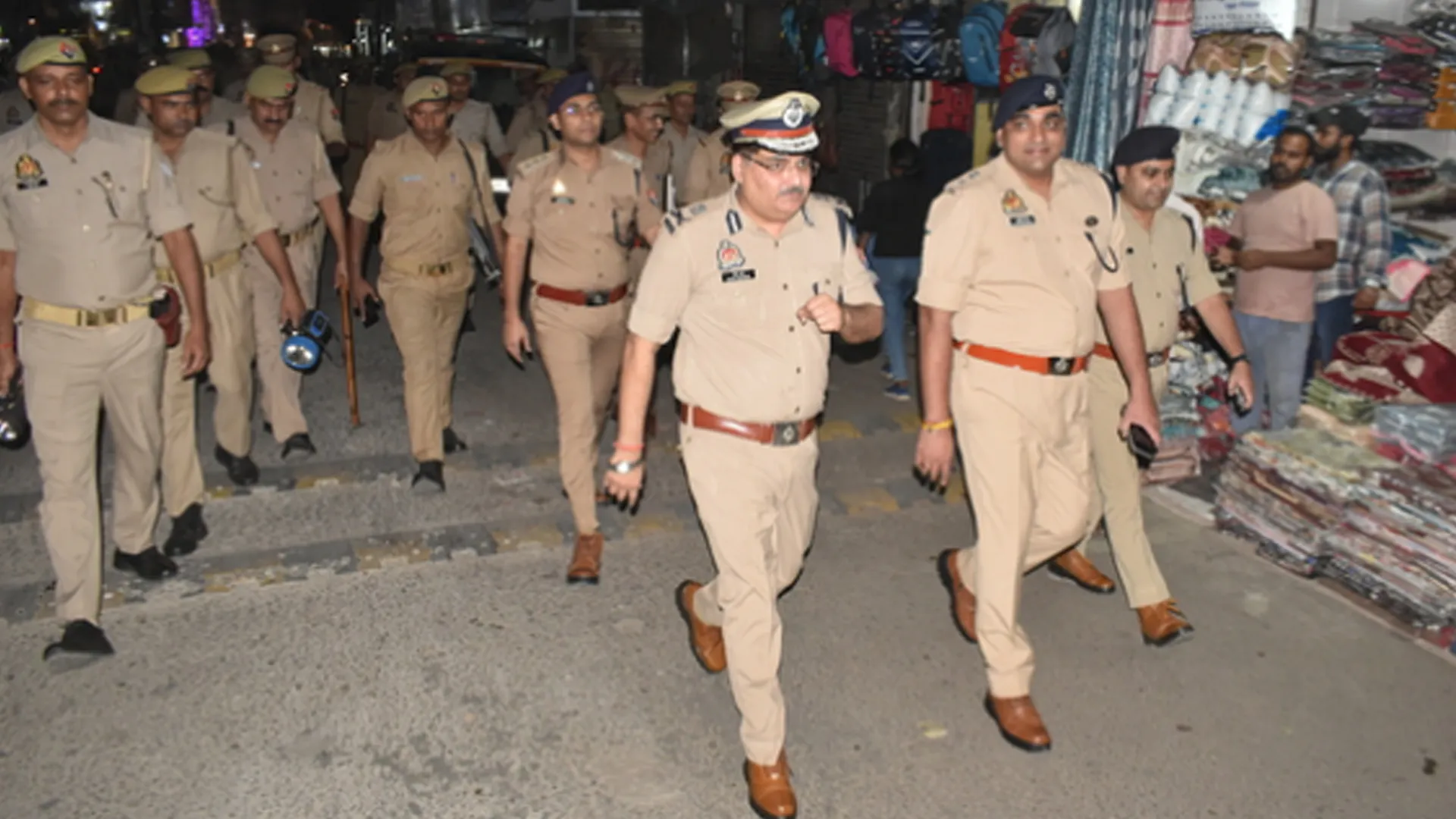 बरेली : आगामी त्योहारों के मद्देनजर अफसरों ने किया पैदल गश्त