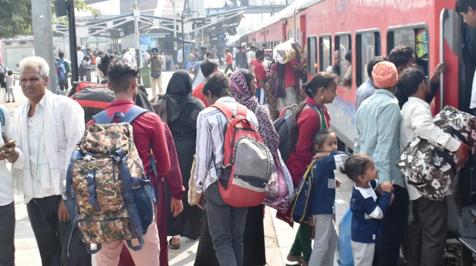 बरेली : मुश्किल में सफर, ट्रेनों में सीट पाने के लिए मारामारी