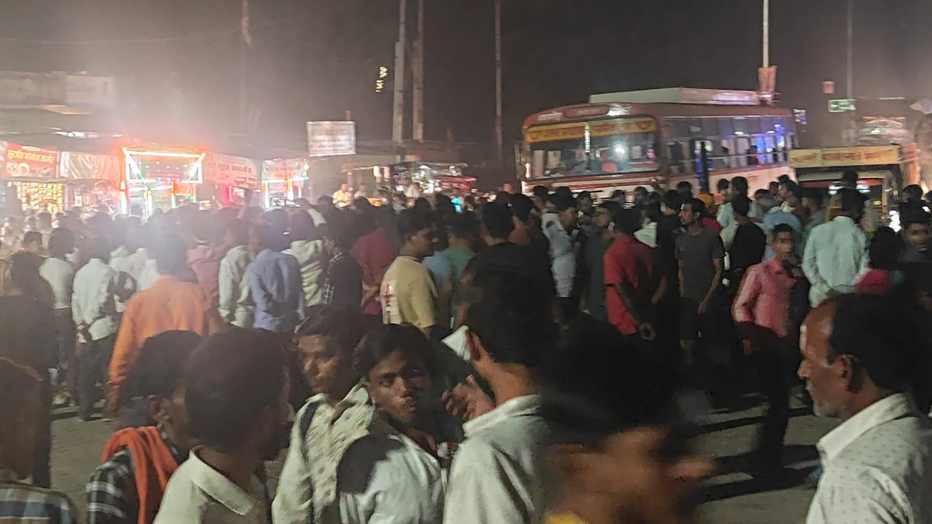 शाहजहांपुर : न्याय की मांग को हाईवे जाम कर रहे परिजनों पर पुलिस ने किया लाठीचार्ज