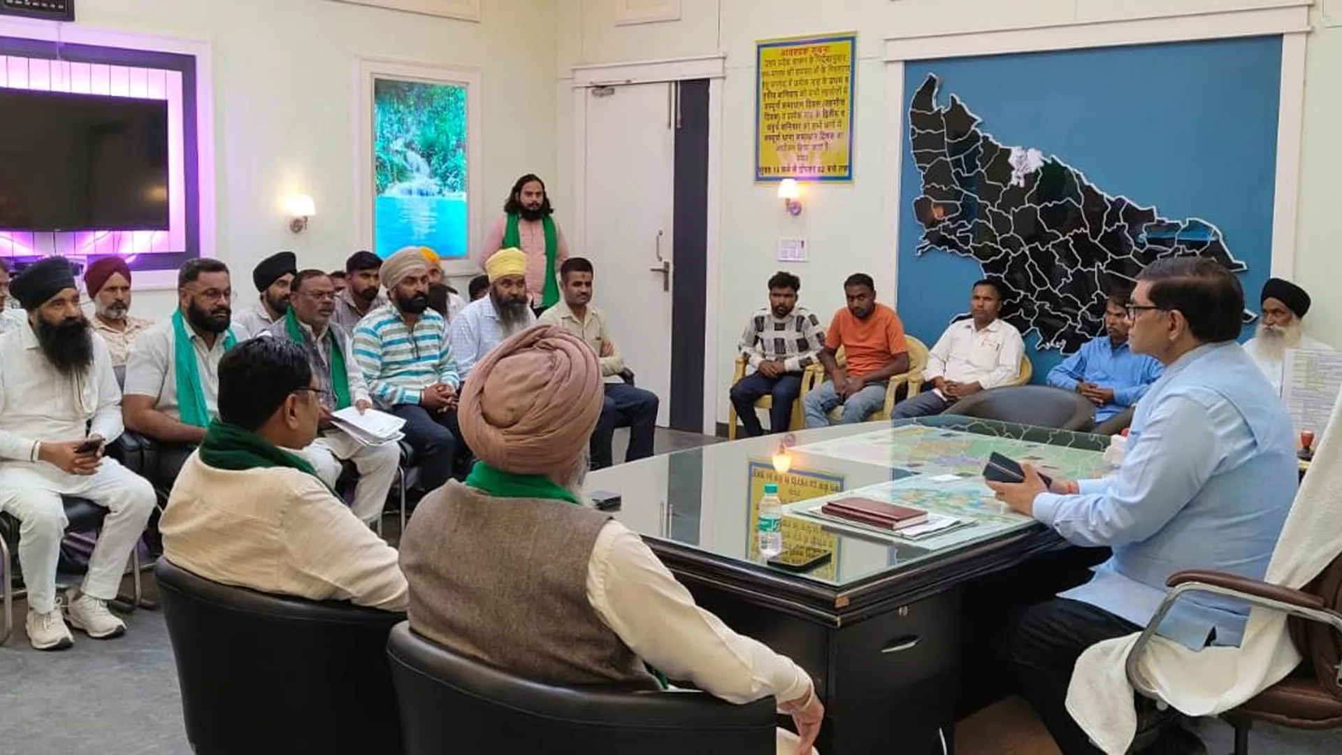 पीलीभीत: धान खरीद के बीच धोखाधड़ी कर भागा आढ़ती, किसानों की फसल का नहीं चुकाया दाम...DM ने बैठाई जांच
