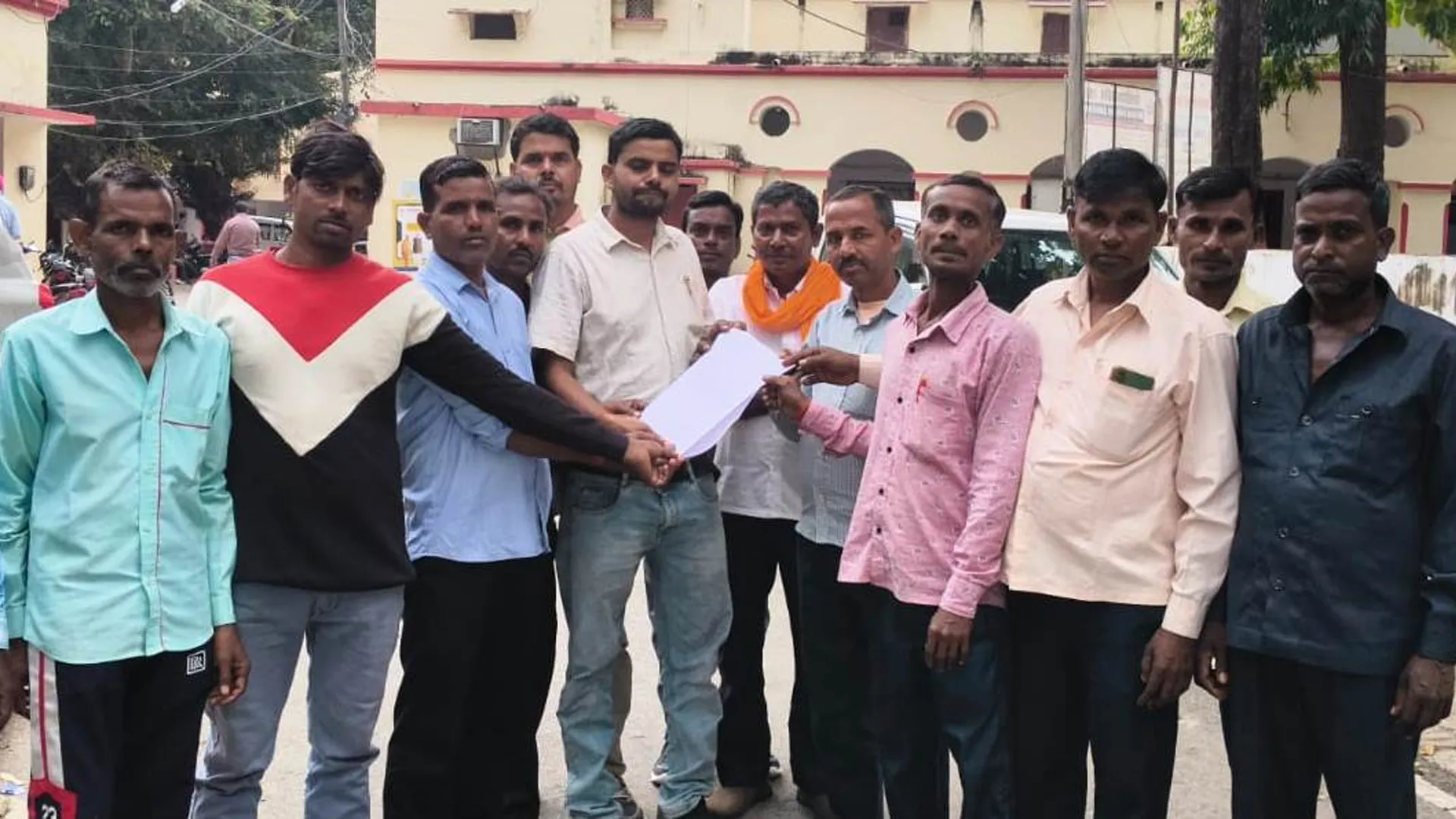 पीलीभीत: क्षेत्र पंचायत सदस्यों ने की ब्लॉक प्रमुख के अधिकार बहाल करने की मांग, बोले: झूठे हैं आरोप..DM से की मुलाकात