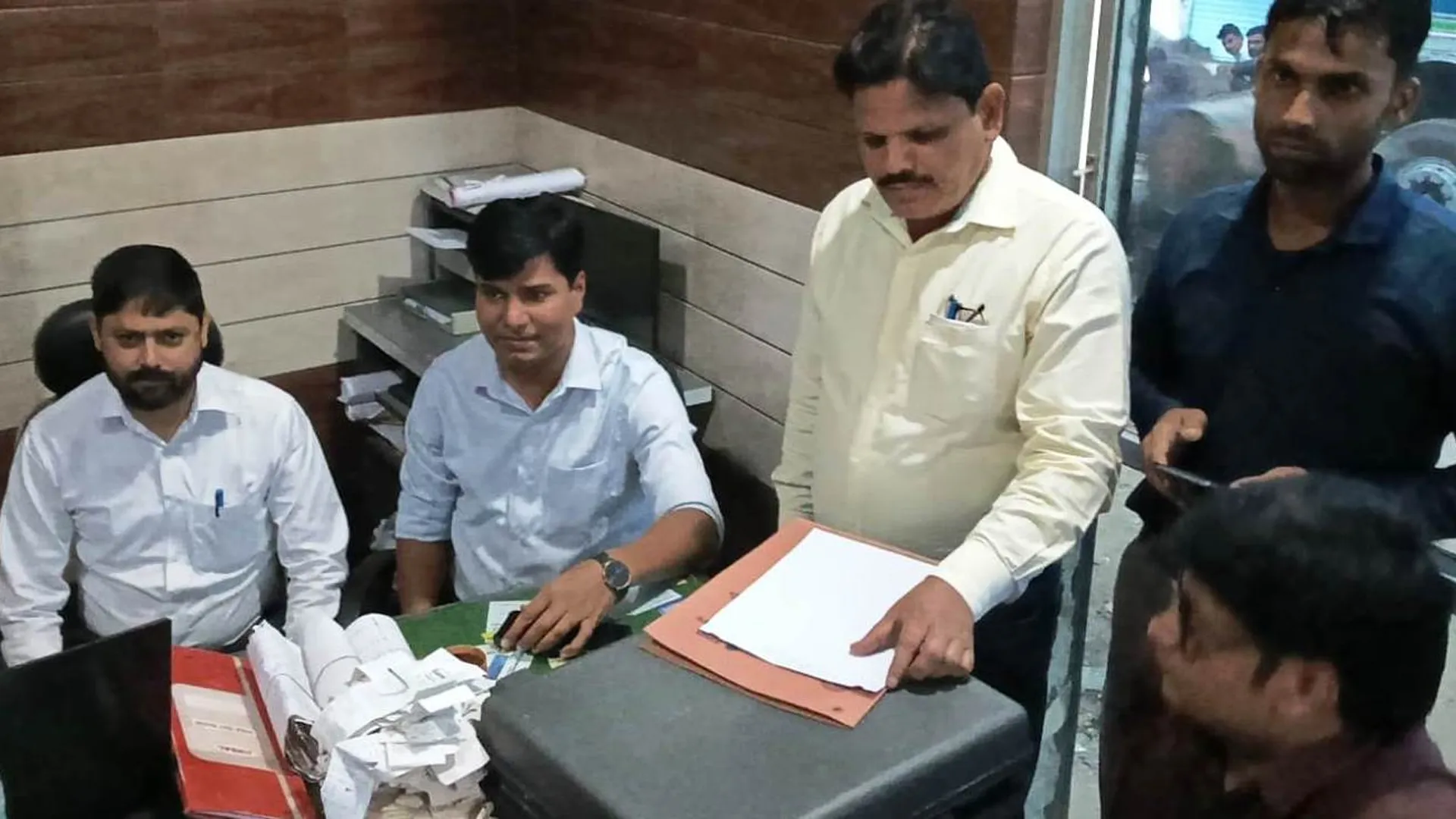 पीलीभीत:  ट्रांसपोर्टर के प्रतिष्ठान पर एसआईबी का छापा, दो करोड़ से अधिक टैक्स चोरी की आशंका..मचा हड़कंप