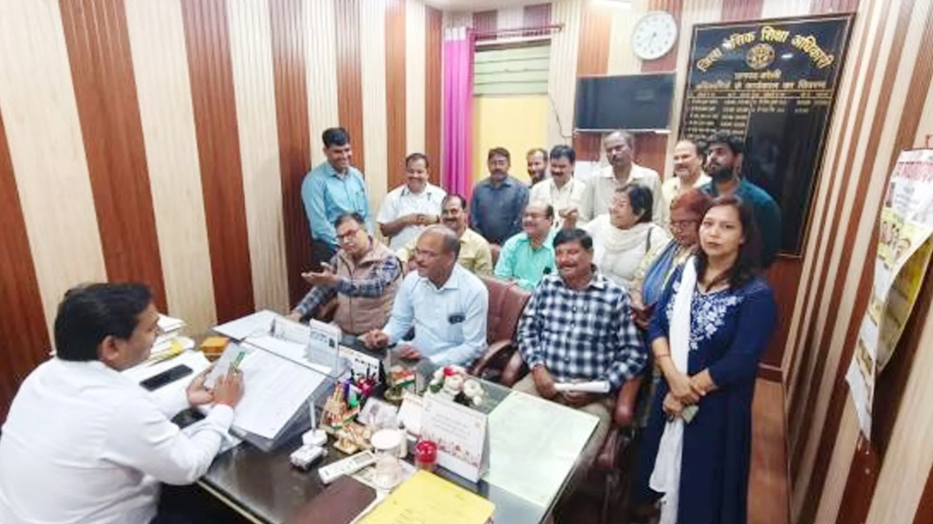 बरेली : वेतन रोकने पर भड़के शिक्षकों ने बीएसए ऑफिस घेरा, देर शाम हंगामा