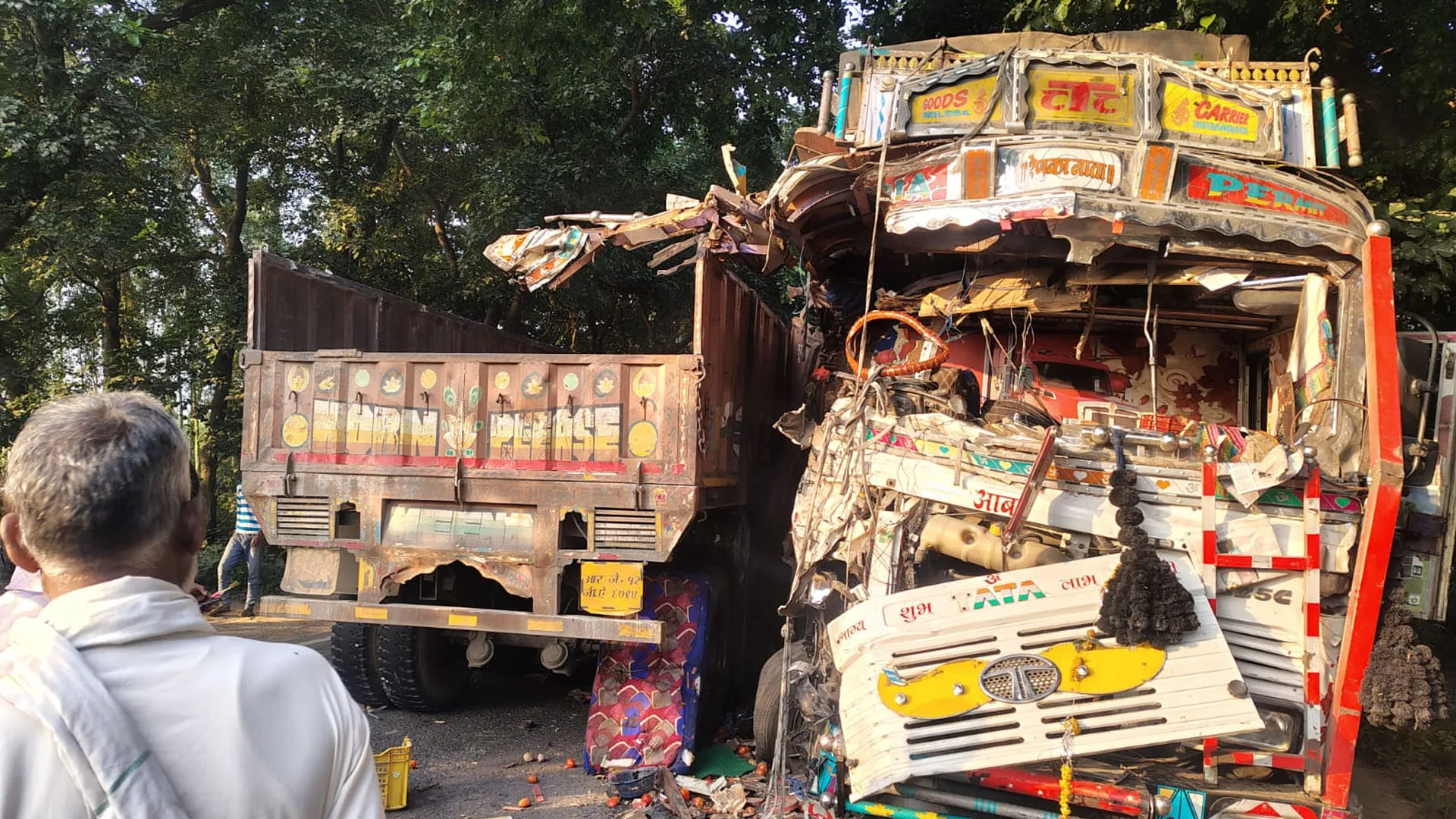 लखीमपुर खीरी : मोहम्मदी मार्ग पर दो ट्रकों की टक्कर, एक चालक की मौत, हादसे में दो घायल