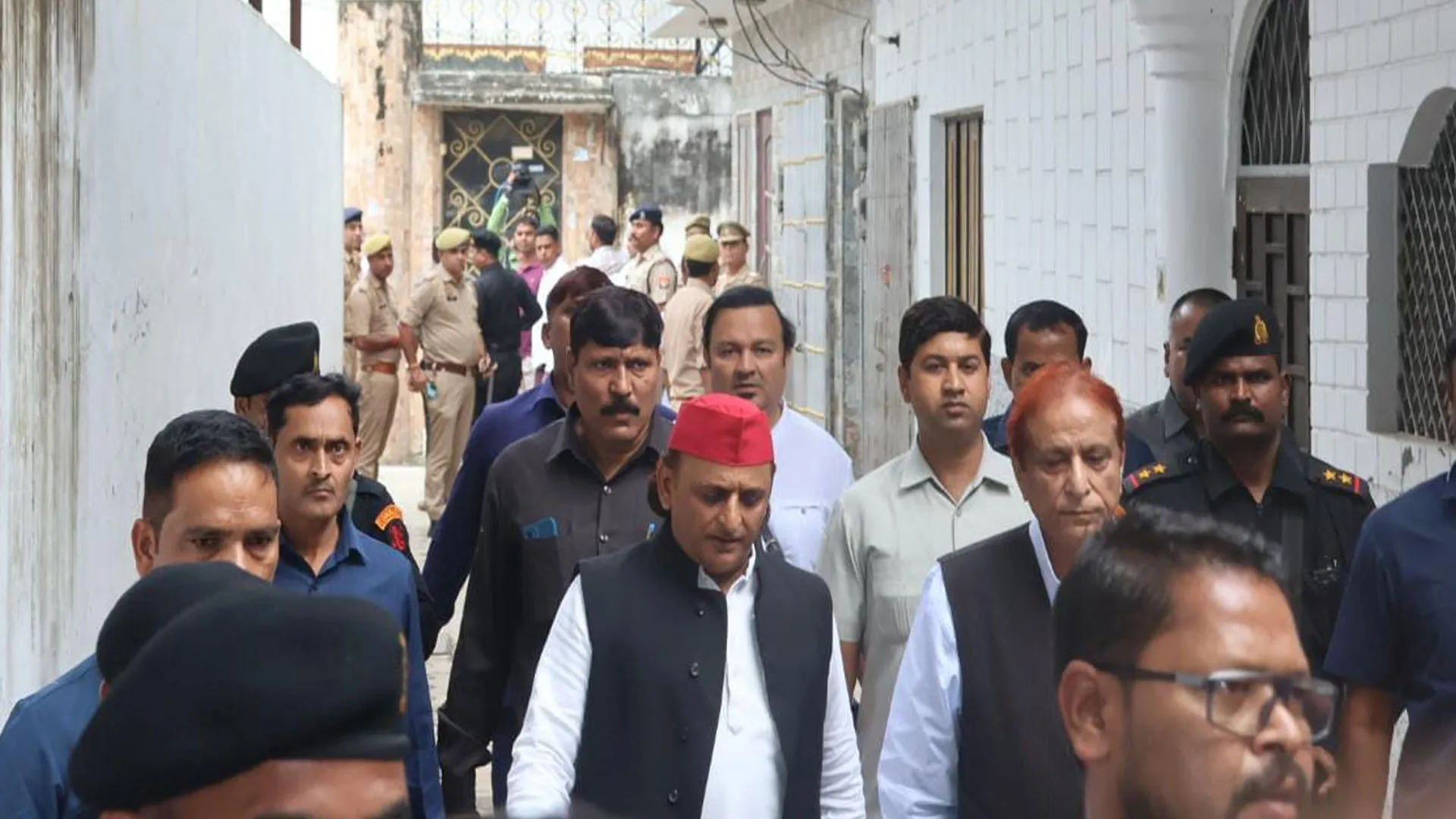 UP : रामपुर पहुंचे अखिलेश यादव ने आजम खां से की मुलाकात, सपा कार्यकर्ताओं का हुजूम भी उमड़ा