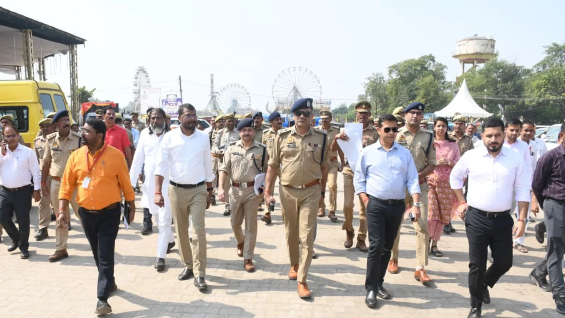 भीड़ प्रबंधन से लेकर महिला सुरक्षा तक हर व्यवस्था चुस्त-दुरुस्त, देवा मेला क्षेत्र का मंडलायुक्त और IG ने किया निरीक्षण