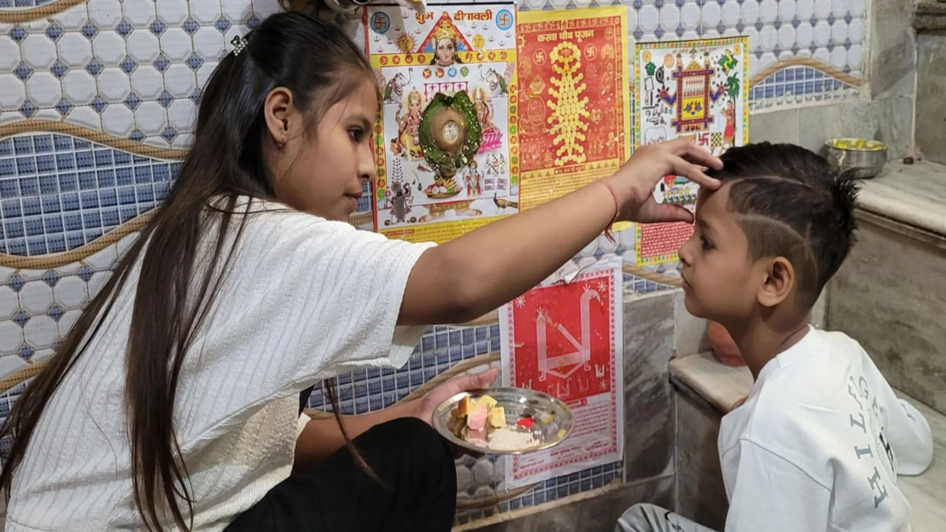 UP : भाइयों का तिलक कर लिया सुरक्षा का वचन...बहनों को खूब मिले उपहार
