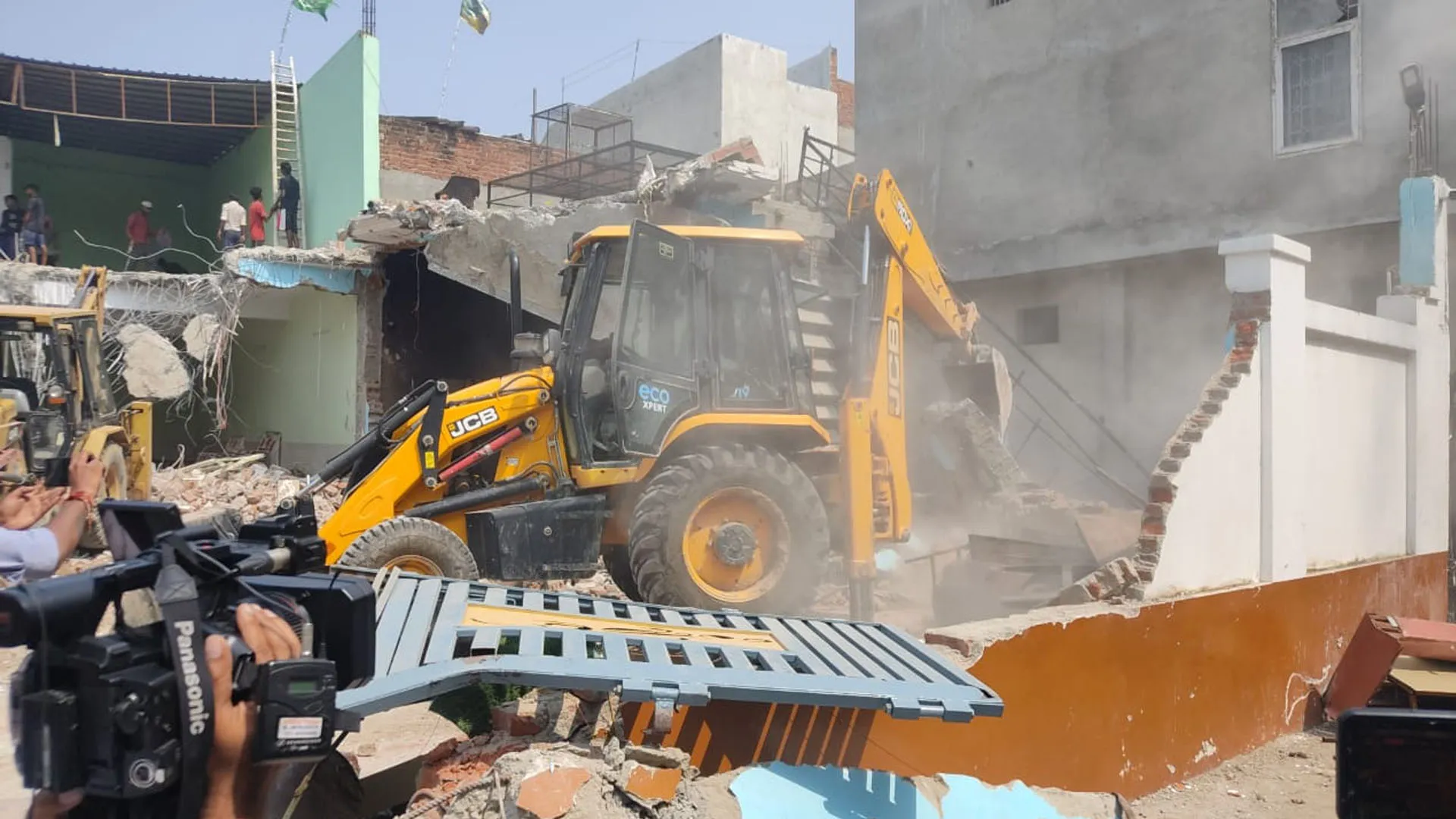 बरेली बवाल : दूसरे दिन भी नफीस के रजा पैलेस पर गरजा बरेली विकास प्राधिकरण का बुलडोजर