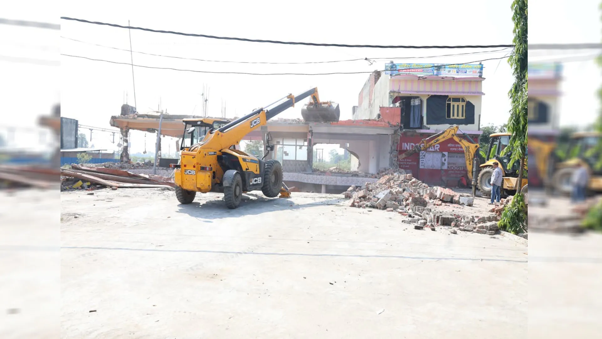 Rampur: गरजी जेसीबी, सरकारी संपत्ति को कराया कब्जा मुक्त