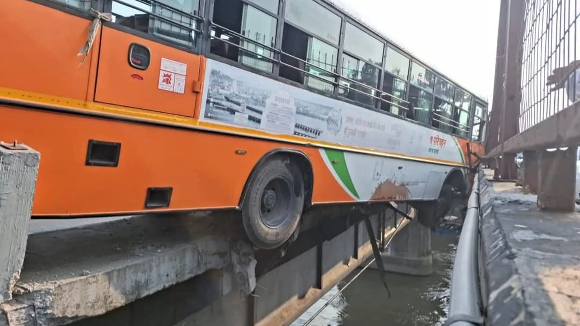 UP: ब्रजघाट में गंगा पुल की रेलिंग तोड़ लटकी रोडवेज बस, यात्रियों में मची चीख पुकार