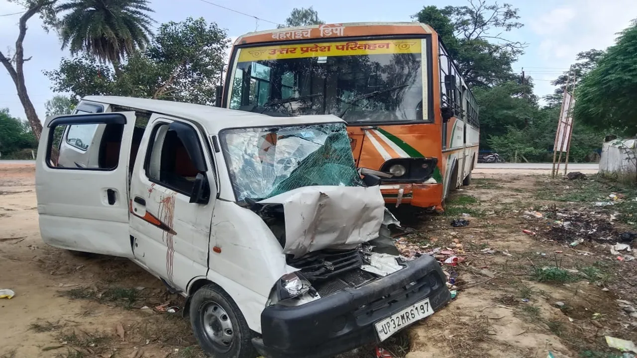 बाराबंकी में रफ्तार का कहर : रोडवेज बस की टक्कर से वैन सवार 11 घायल, चार की हालत गंभीर