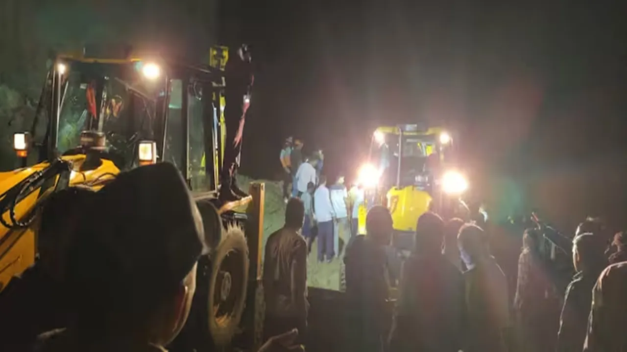 हिमाचल के बिलासपुर में भूस्खलन : : बस पर गिरा मलबा, 18 लोगों की मौत, सीएम और पीएम ने जताया शोक