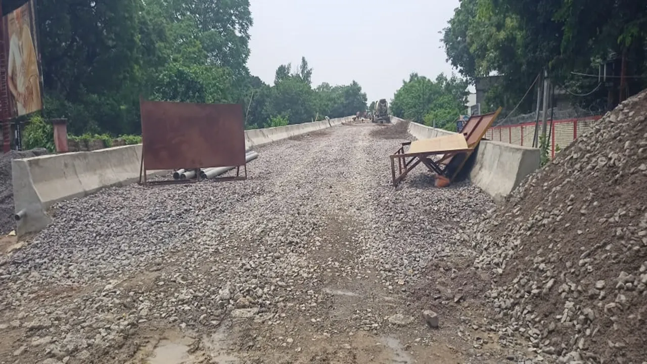 कानपुर : जयपुरिया निर्माणाधीन पुल पर एप्रोच रोड का काम नहीं हो सका पूरा, डीएम से किए वादे पर खरा नहीं उतारा सेतु निगम
