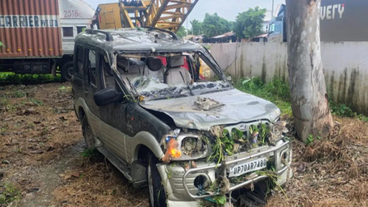 फतेहपुर में बड़ा हादसा : टायर ब्लास्ट होने से तालाब में गिरी कार, चार लोगों की मौत, पांच घायल 