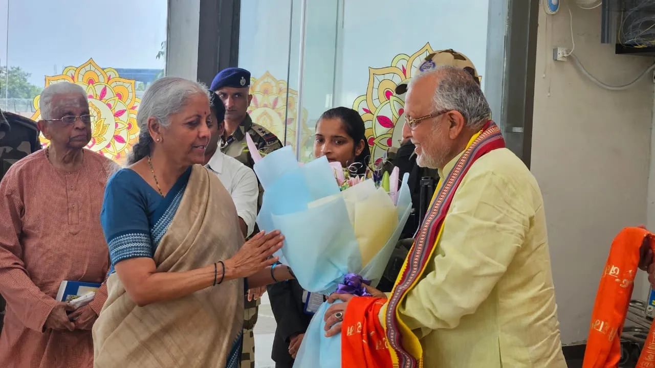 अयोध्या पहुंची केंद्रीय वित्त मंत्री निर्मला सीतारमण, योगी के मंत्रियों ने किया स्वागत 