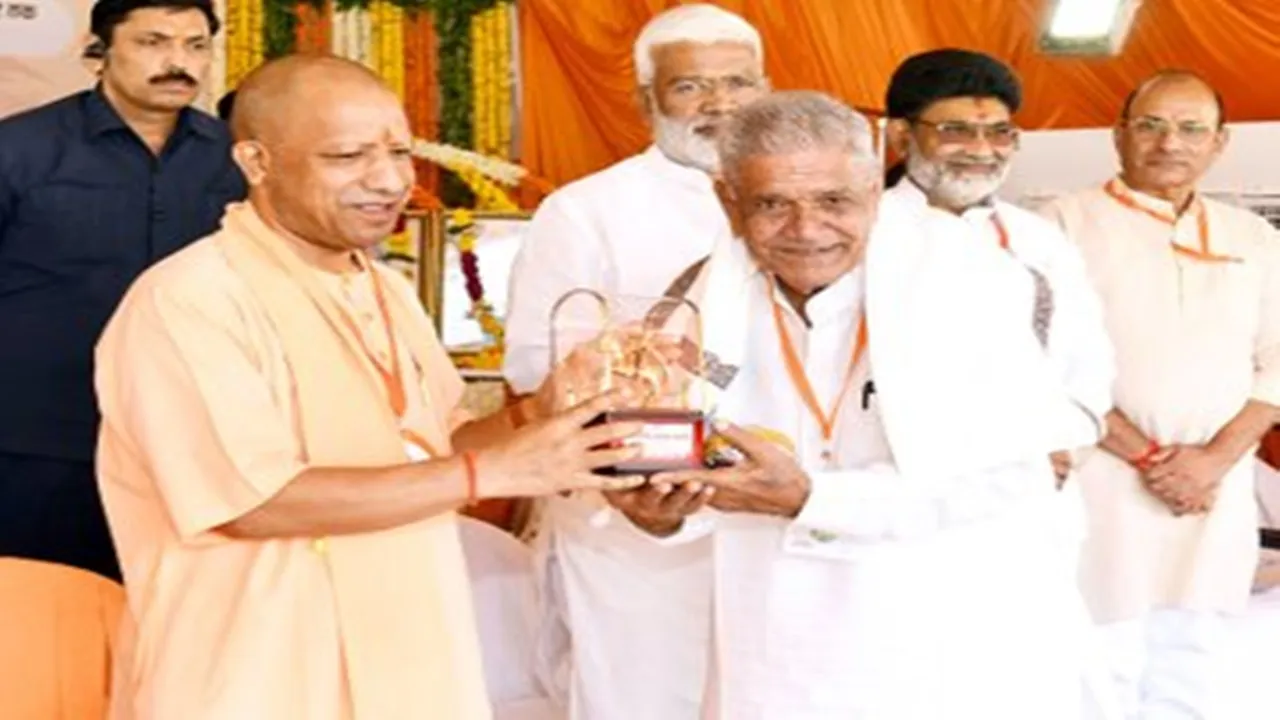  विद्या भारती के प्रथम छात्र देवेंद्र सिंह को CM योगी ने किया सम्मानित, कहा- खेलों से आत्मनिर्भर और सशक्त होगा नया उत्तर प्रदेश 