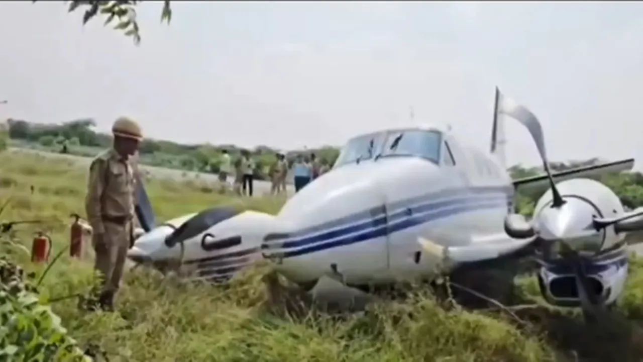 फर्रुखाबाद में रनवे पर फिसलकर झाड़ियों में घुसा निजी जेट विमान, सभी यात्री और पायलट सुरक्षित 
