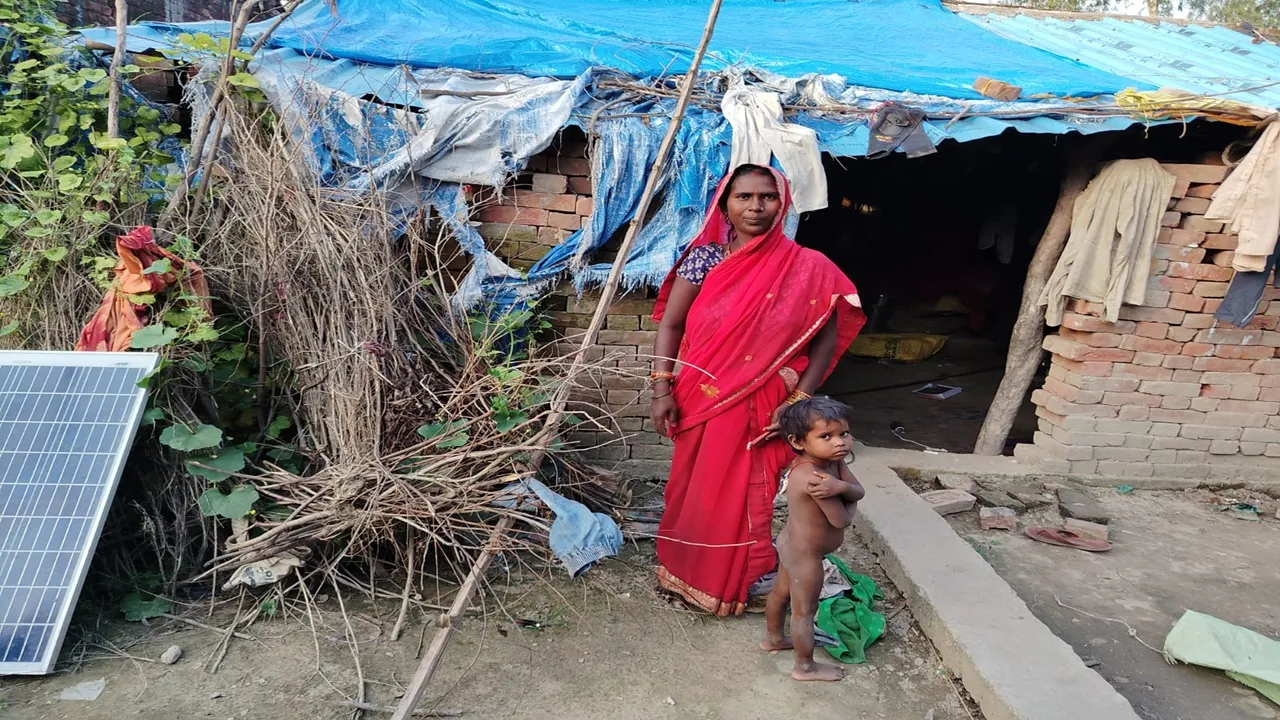  बाराबंकी : राशन कार्ड के लिए भटक रही पात्र महिला, सप्लाई इंस्पेक्टर पर लगे गंभीर आरोप