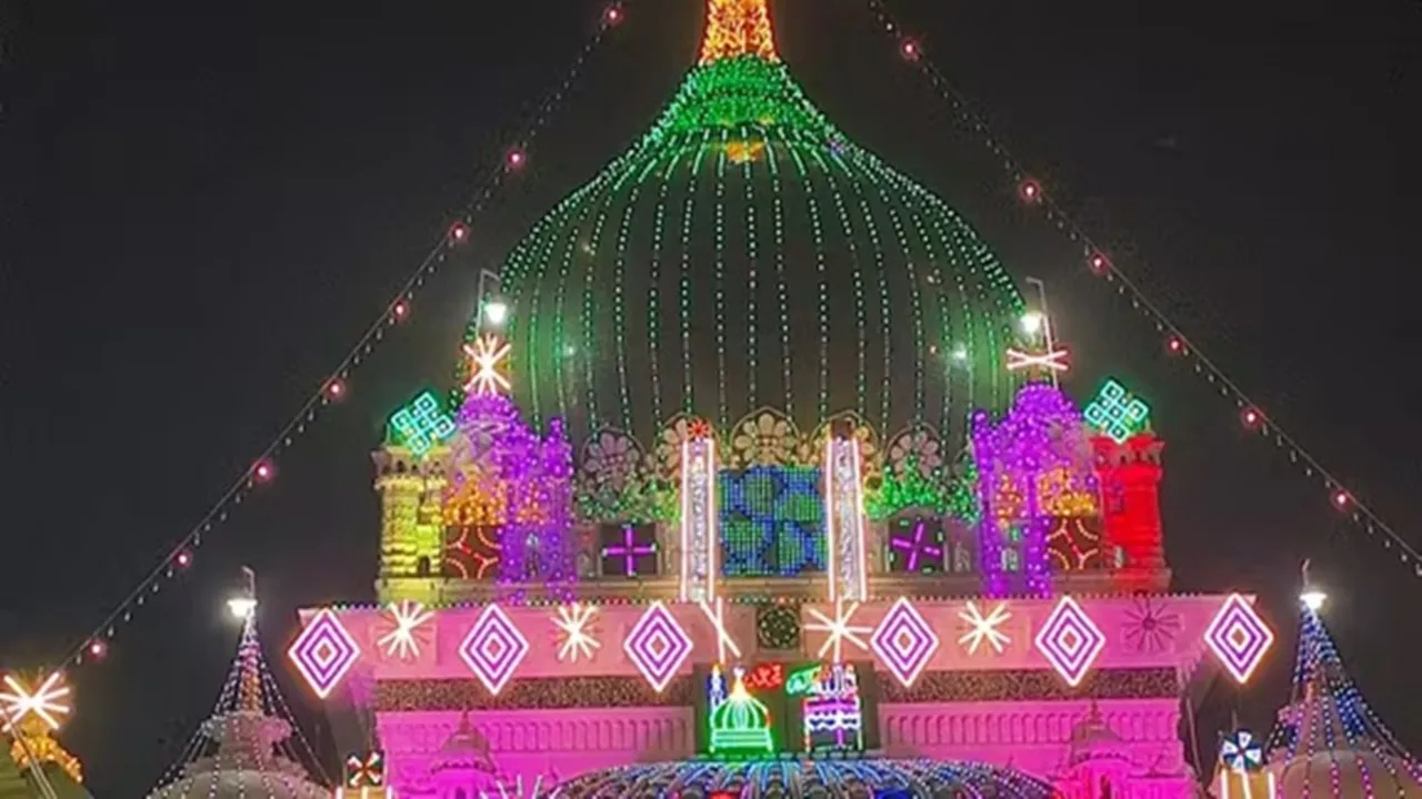 बाराबंकी : वारिस पाक की दरगाह मोहब्बत और इंसानियत की मिसाल, देश-विदेश से उमड़े अकीदतमंद