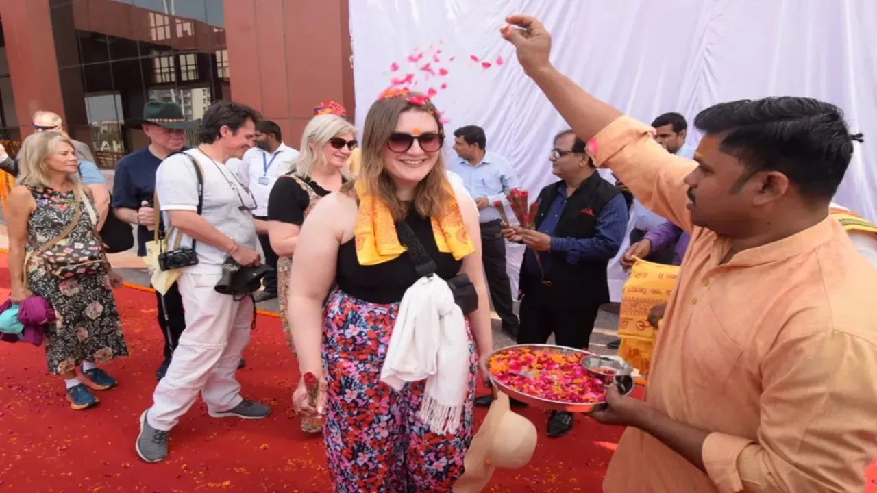 वाराणसी : विदेशी पर्यटकों को लेकर काशी पहुंची महाराजा एक्सप्रेस, ढोल-नगाड़ों से स्वागत