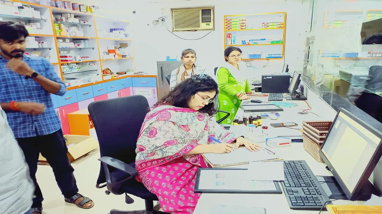 बाराबंकी : प्रतिबंधित कफ सिरप की रोकथाम को छापेमारी तेज, कई फार्मेसियों से नमूने संग्रहित