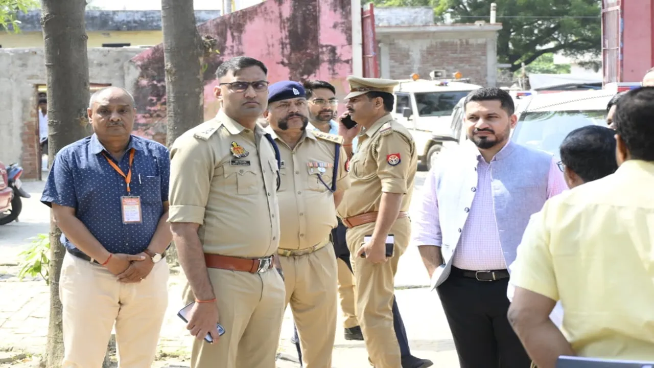 बाराबंकी : निष्पक्ष, पारदर्शी व शांतिपूर्ण ढंग से कराई जाए परीक्षा, डीएम-एसपी ने केंद्रों का किया निरीक्षण