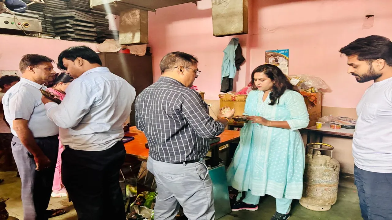  बाराबंकी : 100 किलो दूषित मिठाई नष्ट, 4 दुकानों को नोटिस