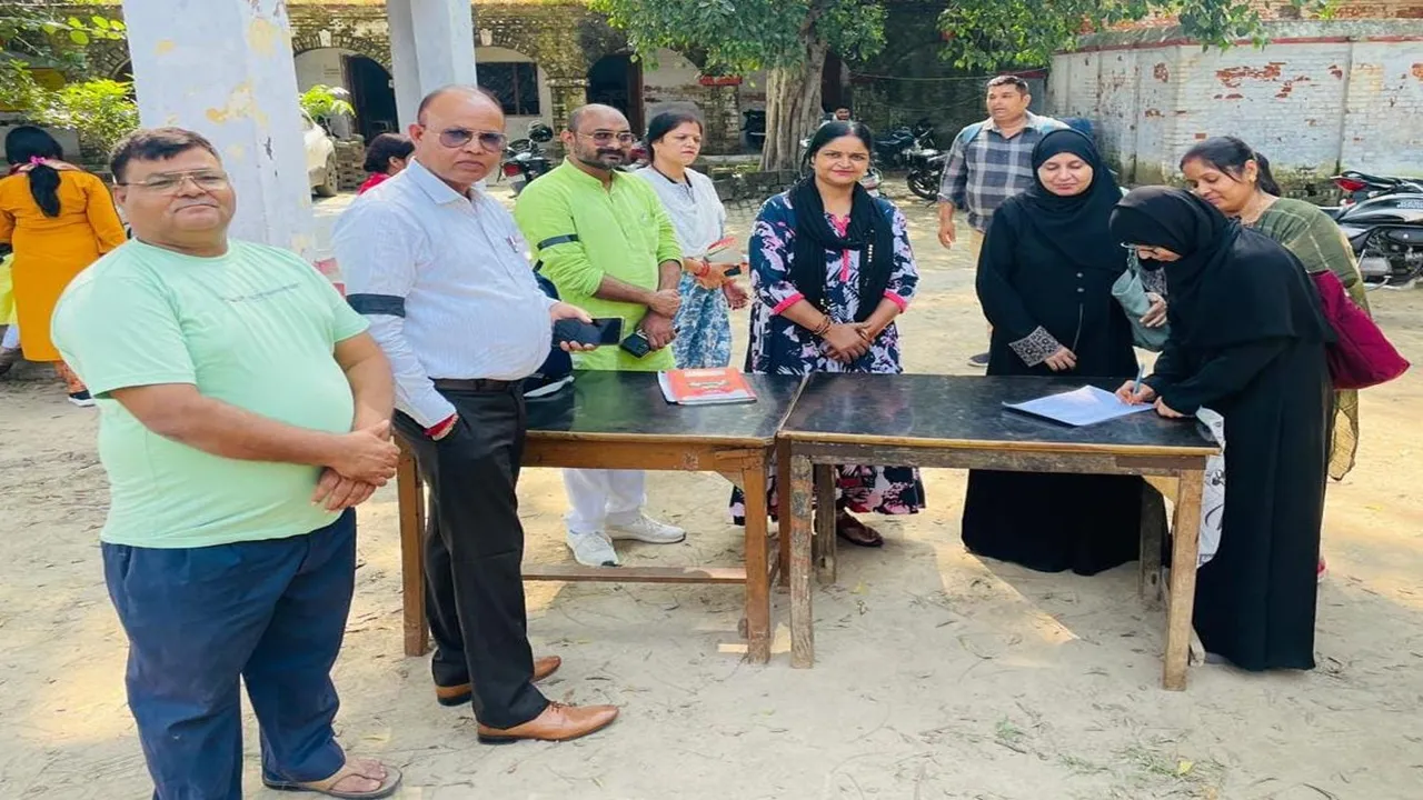 बाराबंकी : शिक्षकों ने चलाया काली पट्टी पहनकर सामूहिक हस्ताक्षर अभियान